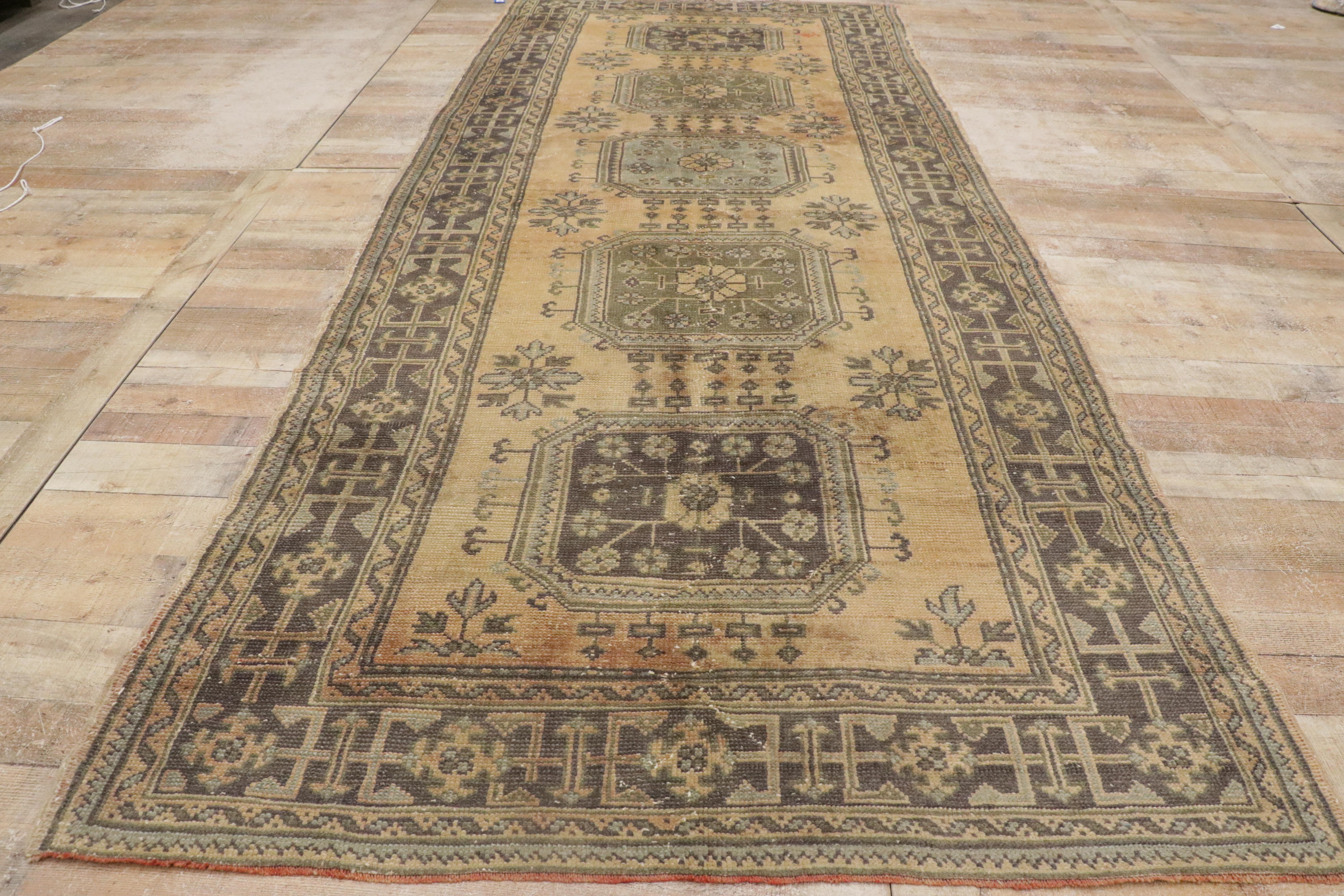 Türkischer Oushak Flur-Läufer im Gustavianischen oder französischen Landhausstil im Angebot 3