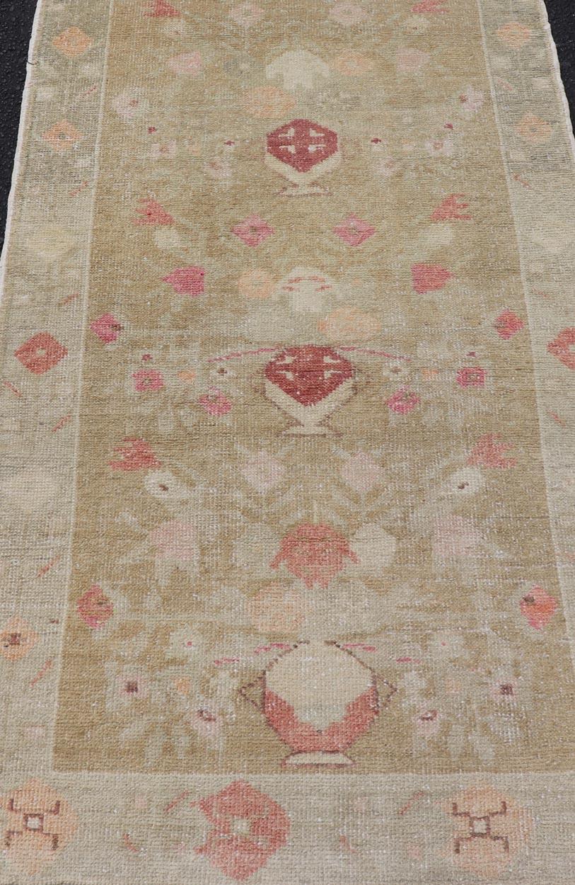 Tappeto turco Oushak con disegni floreali colorati su un campo di sabbia e verde. Tappeto d'angora turco Oushak antico, Keivan oven Arts/rug EN-178785, paese di origine/tipo: Turchia / Oushak, circa metà del XX secolo.
Misure: 2'8 x 4'9 
Questo