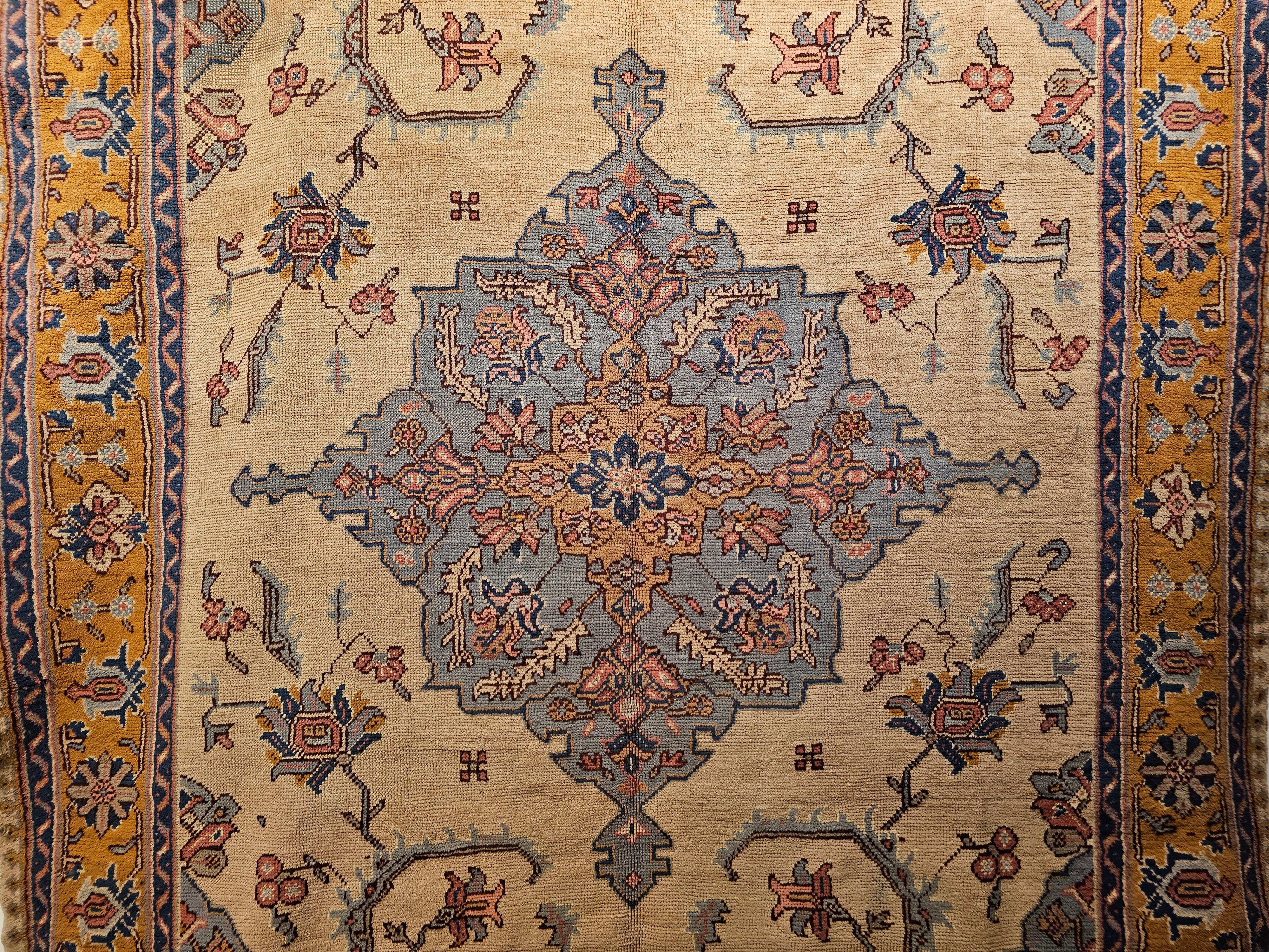 Oushak turc vintage à motif géométrique en ivoire, bleu pâle, jaune, rose Bon état - En vente à Barrington, IL