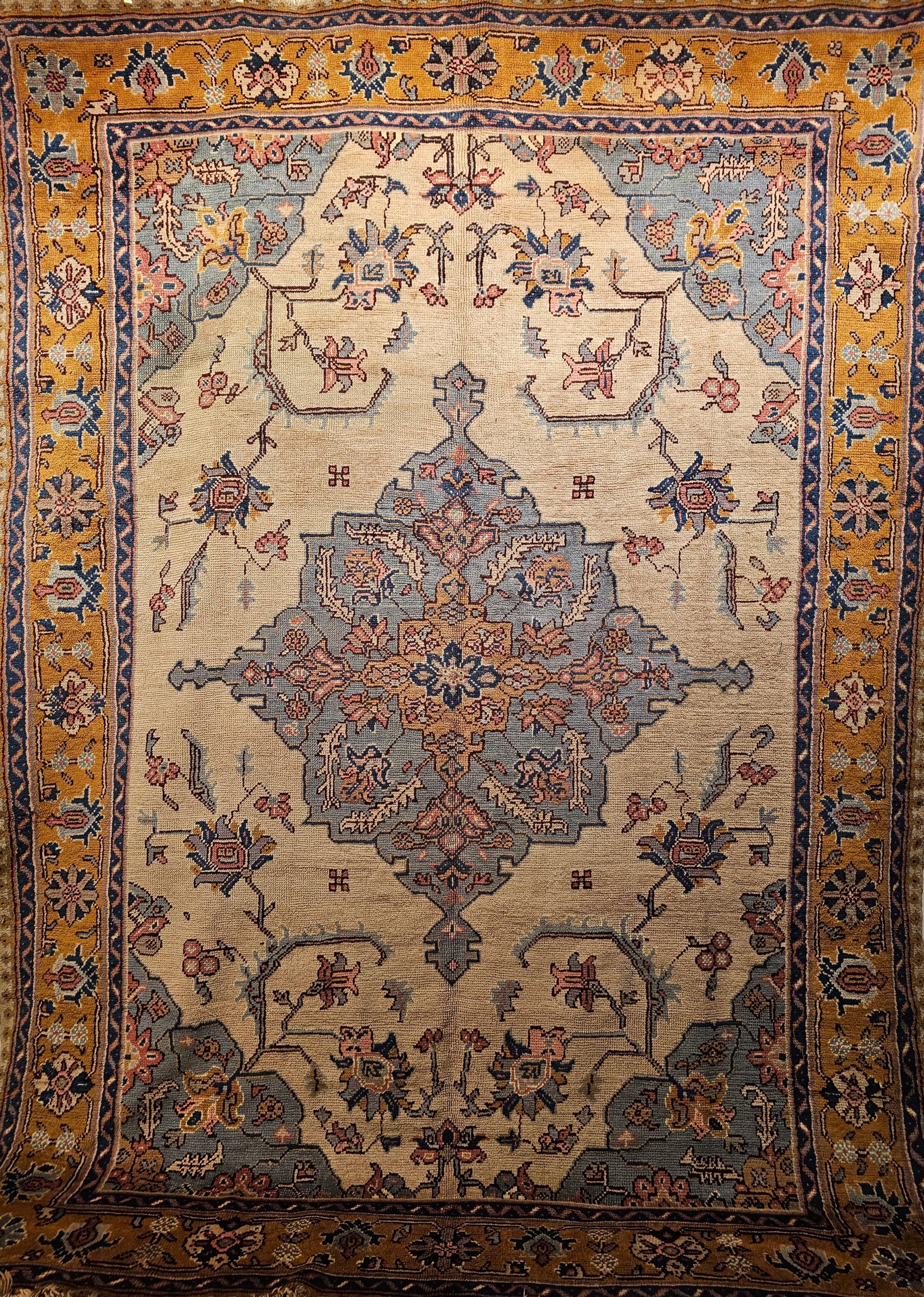 Oushak turc vintage à motif géométrique en ivoire, bleu pâle, jaune, rose en vente