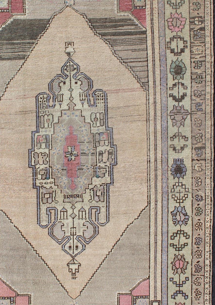 Medallion design vintage Oushak rug from Turkey, rug TU-DUR-4815, country of origin / type: Turkey / Oushak, circa 1940

This vintage Turkish Oushak rug features a stretched medallion design in the central field, flanked by Minimalist cornices.