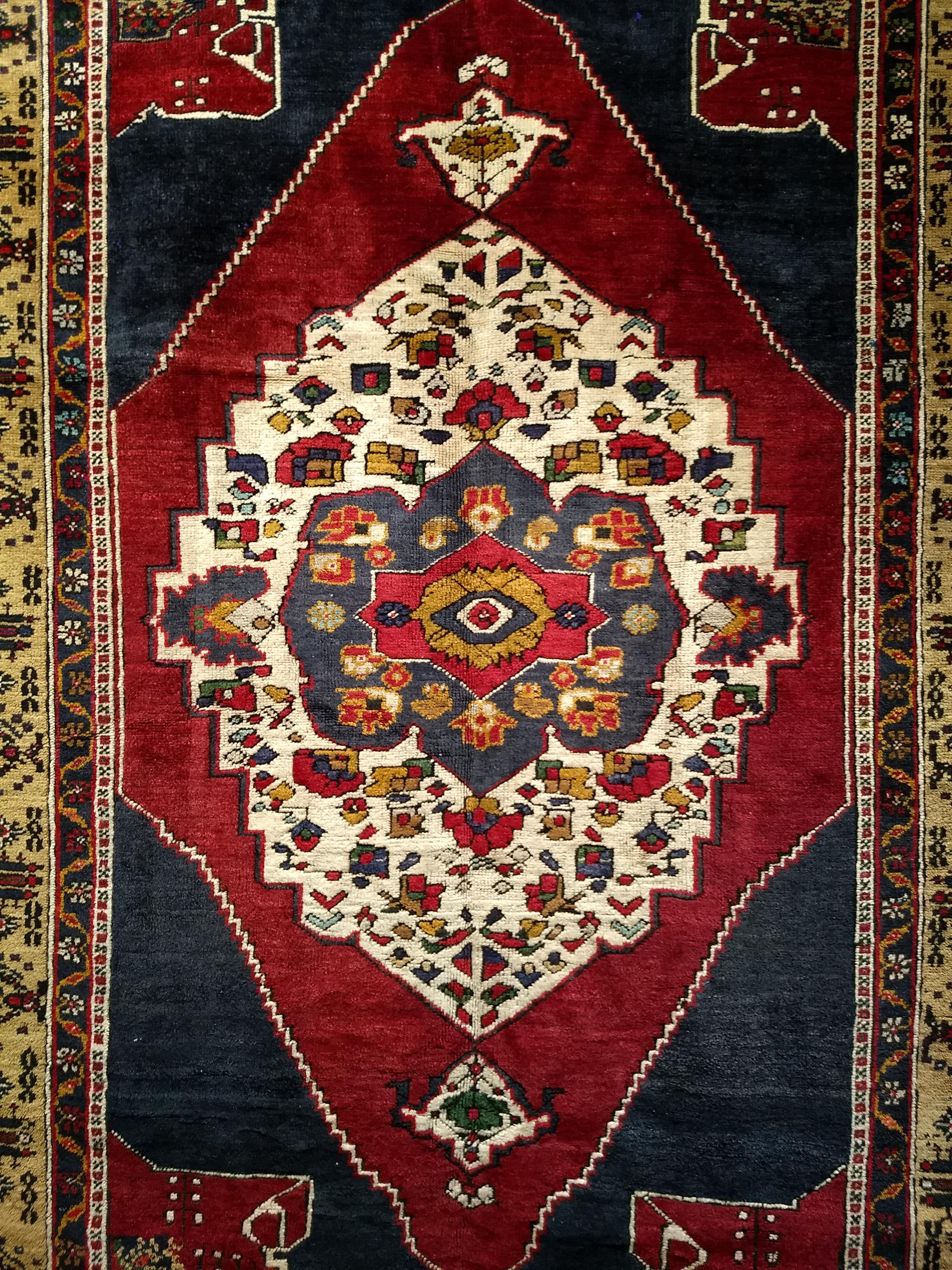 Tissé à la main Oushak turc vintage à motif médaillon en bleu, rouge, gris, camel en vente