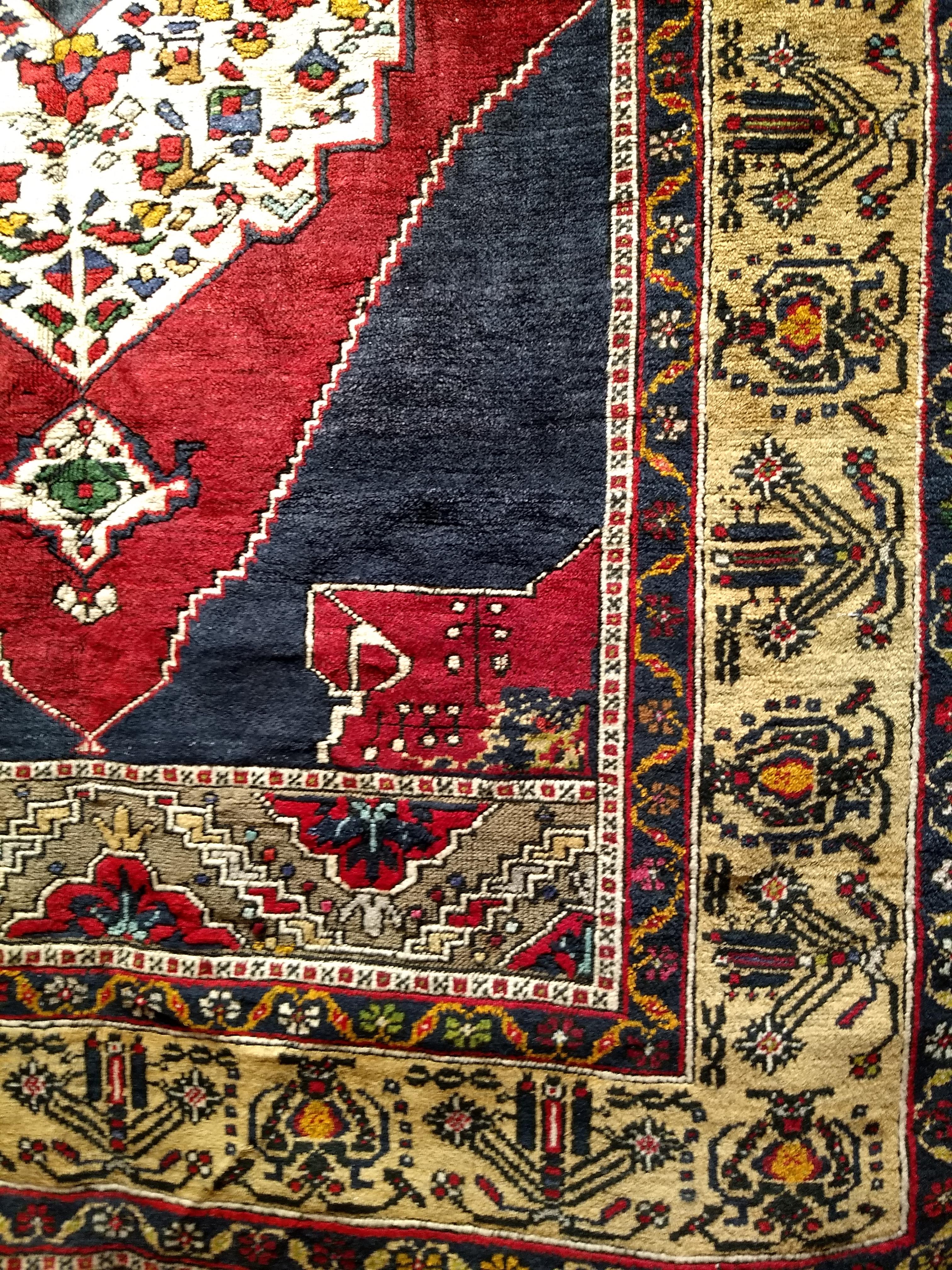 Oushak turc vintage à motif médaillon en bleu, rouge, gris, camel Bon état - En vente à Barrington, IL