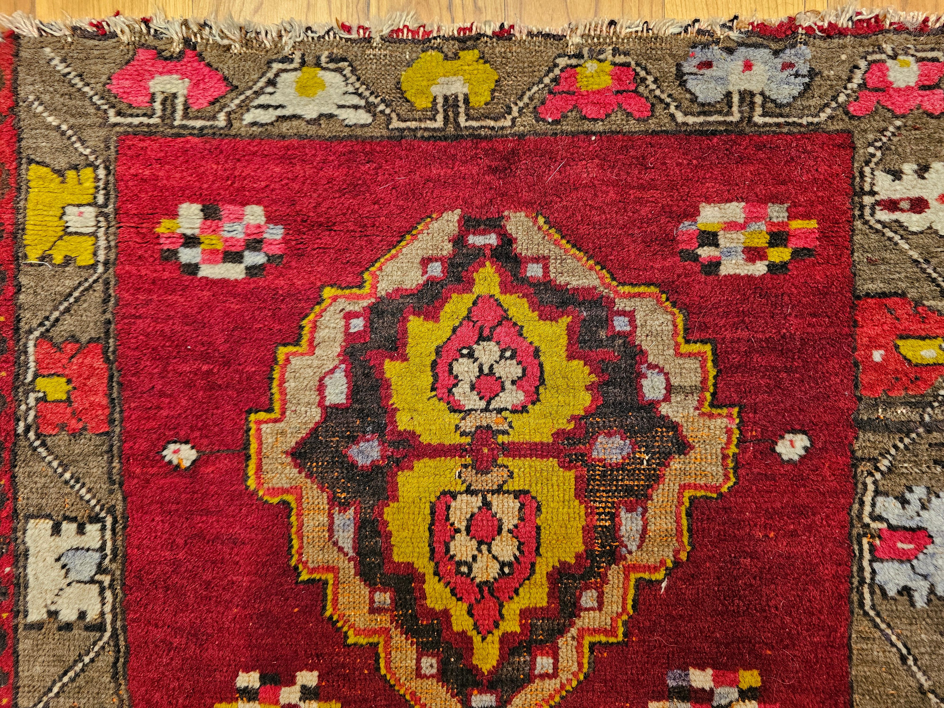 Oushak turco d'epoca in formato quadrato in rosso, chartreuse, rosa, marrone in vendita 3