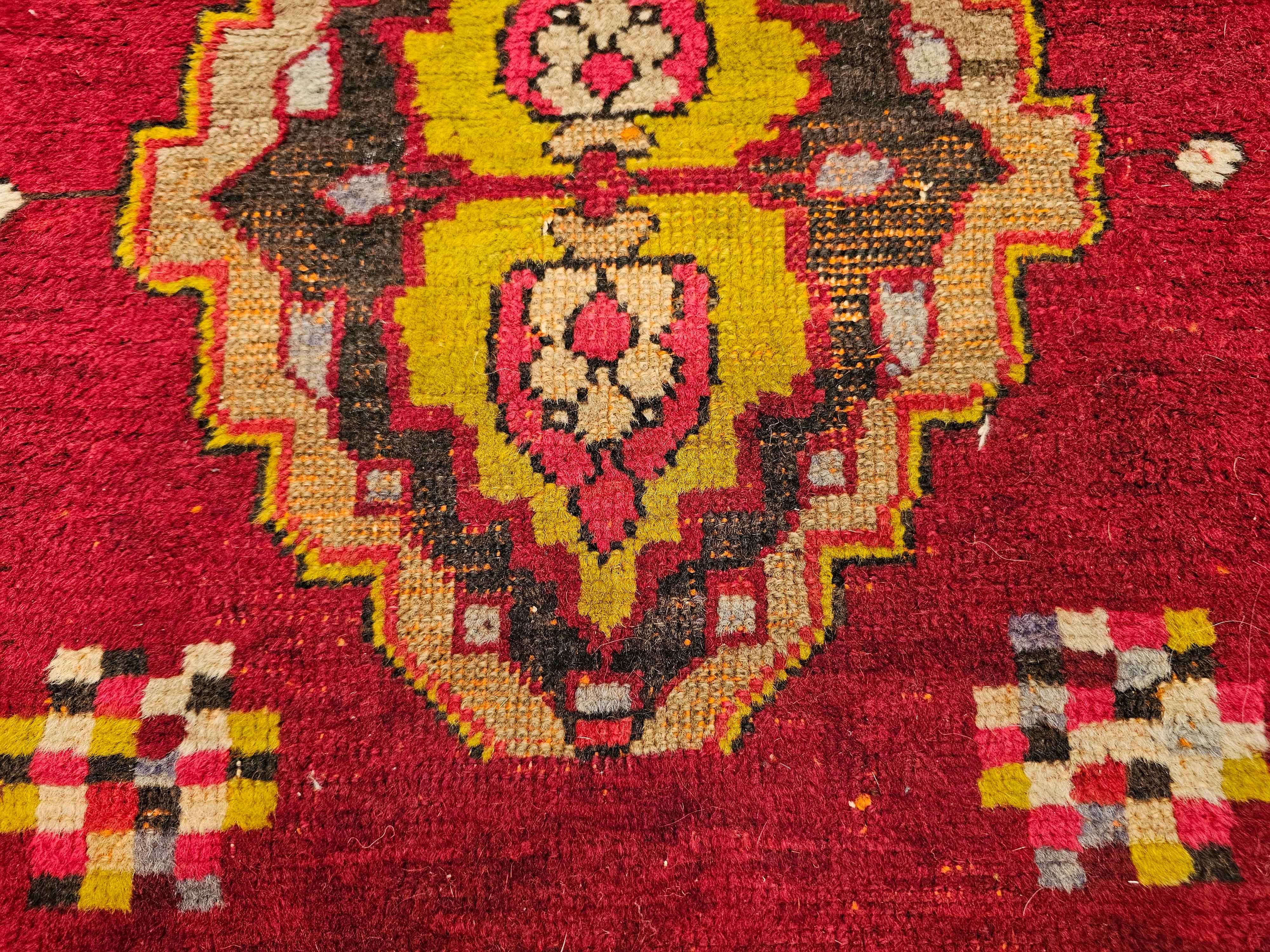 Oushak turco d'epoca in formato quadrato in rosso, chartreuse, rosa, marrone in vendita 5