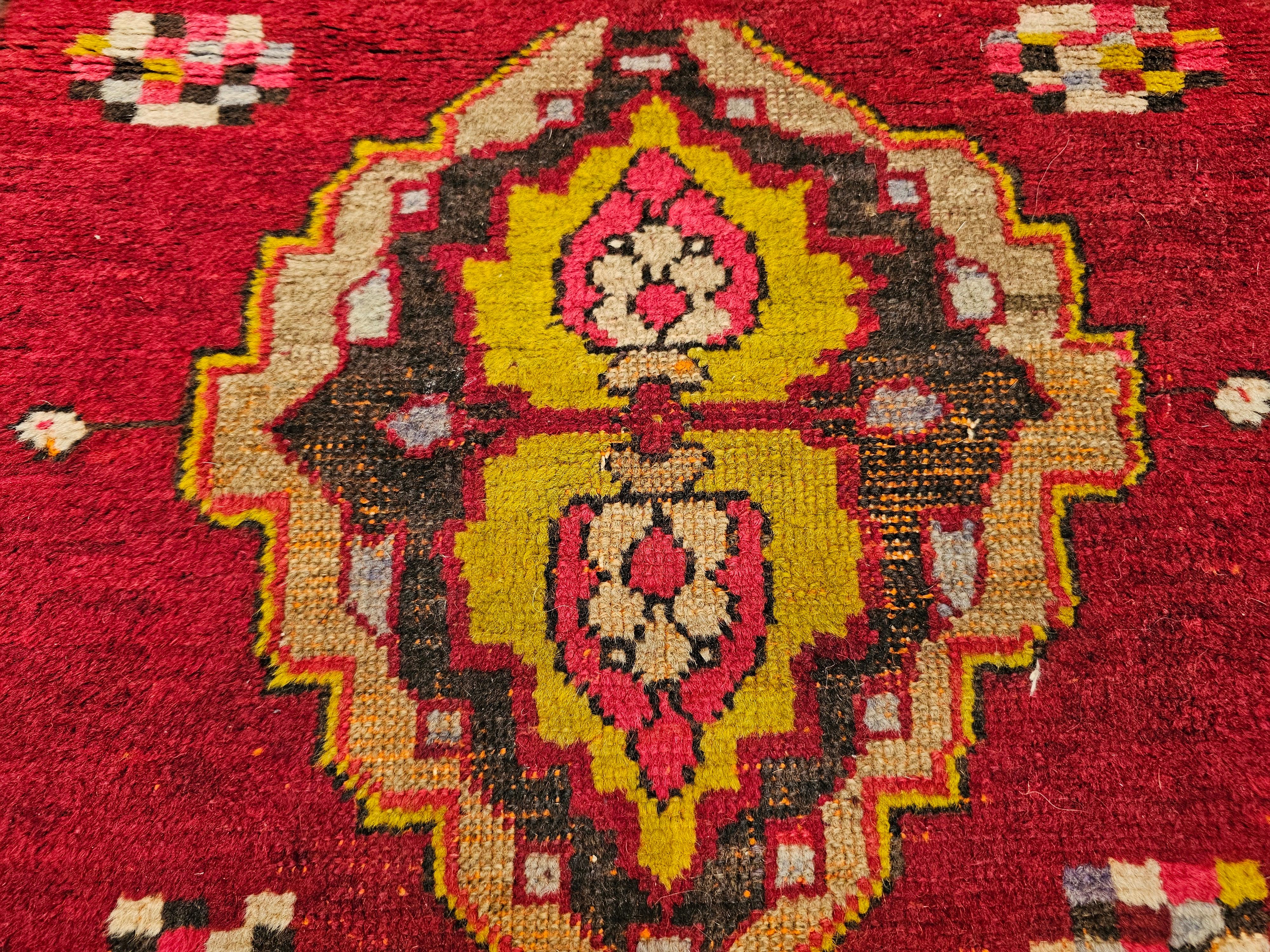 Oushak turco d'epoca in formato quadrato in rosso, chartreuse, rosa, marrone in vendita 6