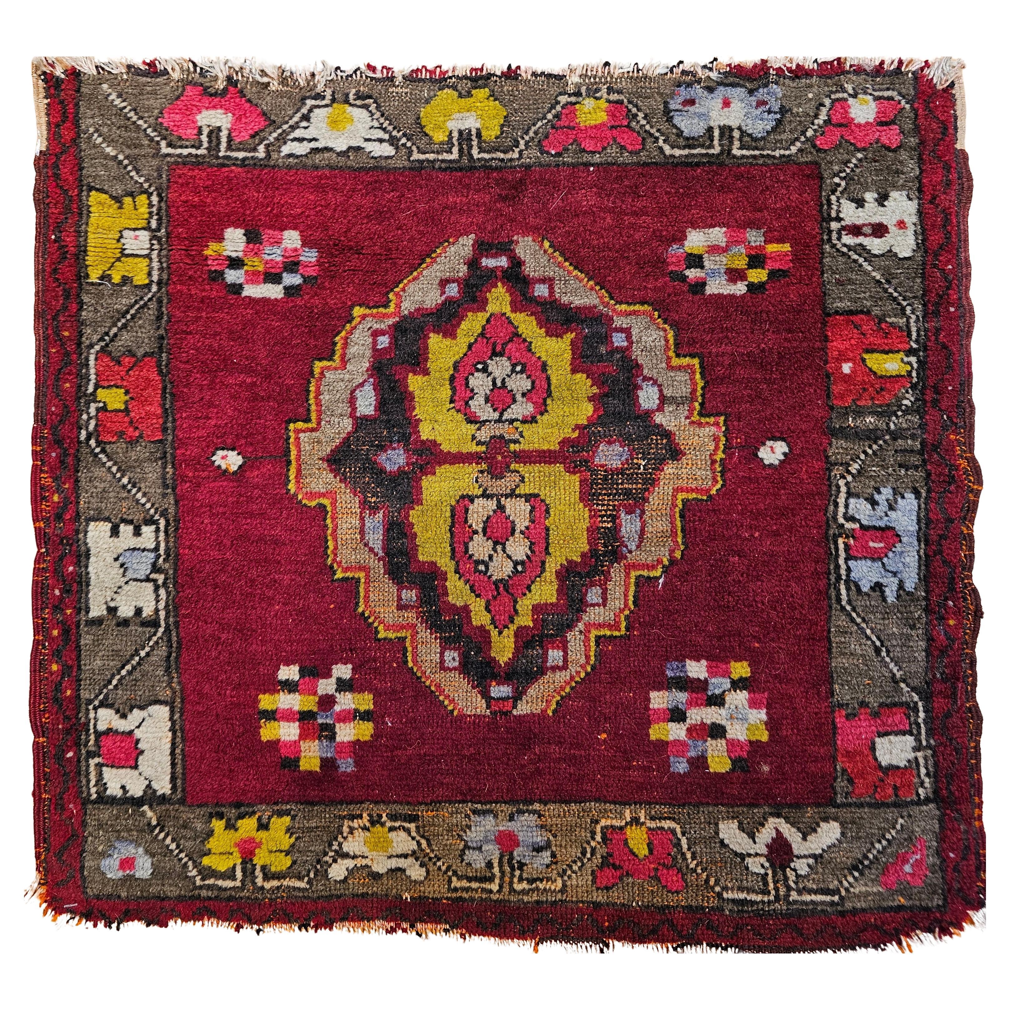 Oushak turco d'epoca in formato quadrato in rosso, chartreuse, rosa, marrone in vendita