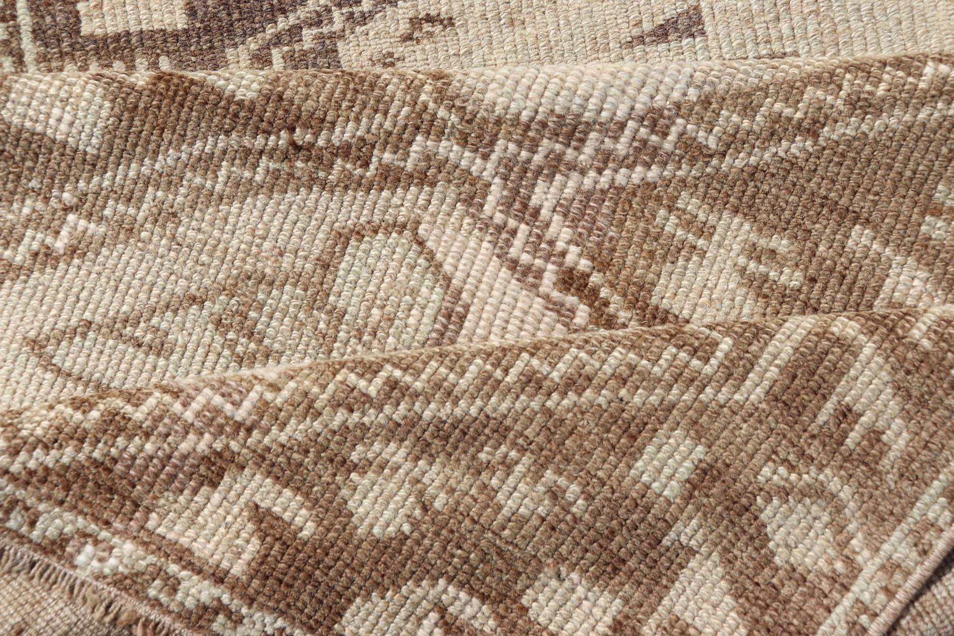 Türkischer Oushak Kars-Läufer in erdfarbenem Taupe und Creme 2'6