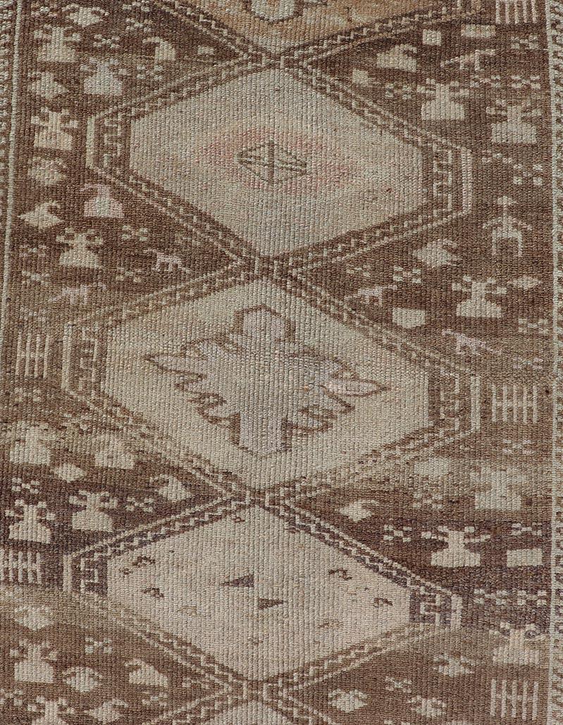 Türkischer Oushak Kars-Läufer in erdfarbenem Taupe und Creme 2'6