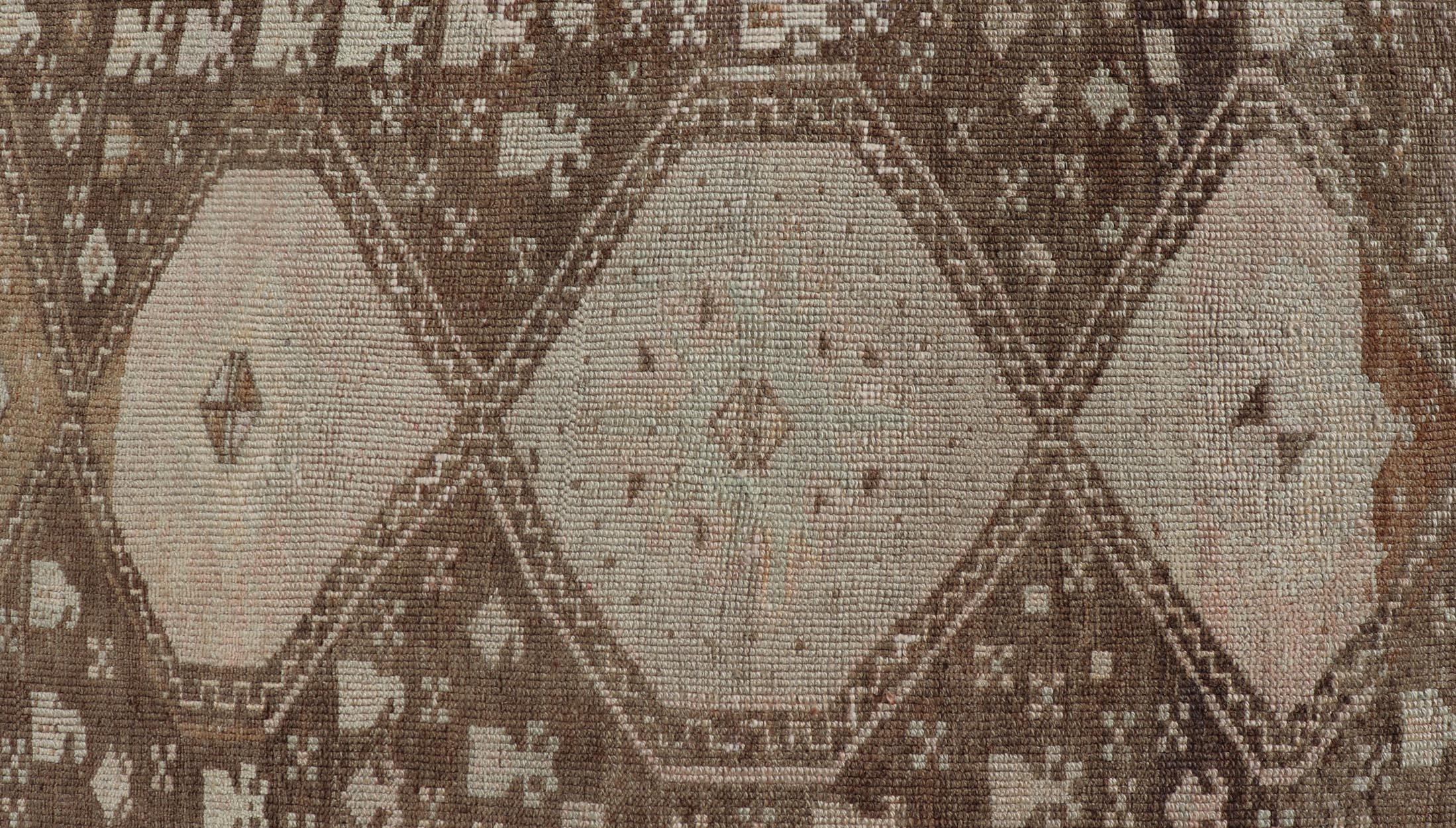 Türkischer Oushak Kars-Läufer in erdfarbenem Taupe und Creme 2'6