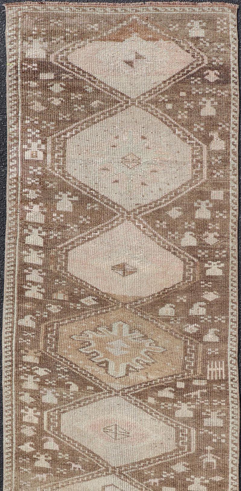 Türkischer Oushak Kars-Läufer in erdfarbenem Taupe und Creme 2'6