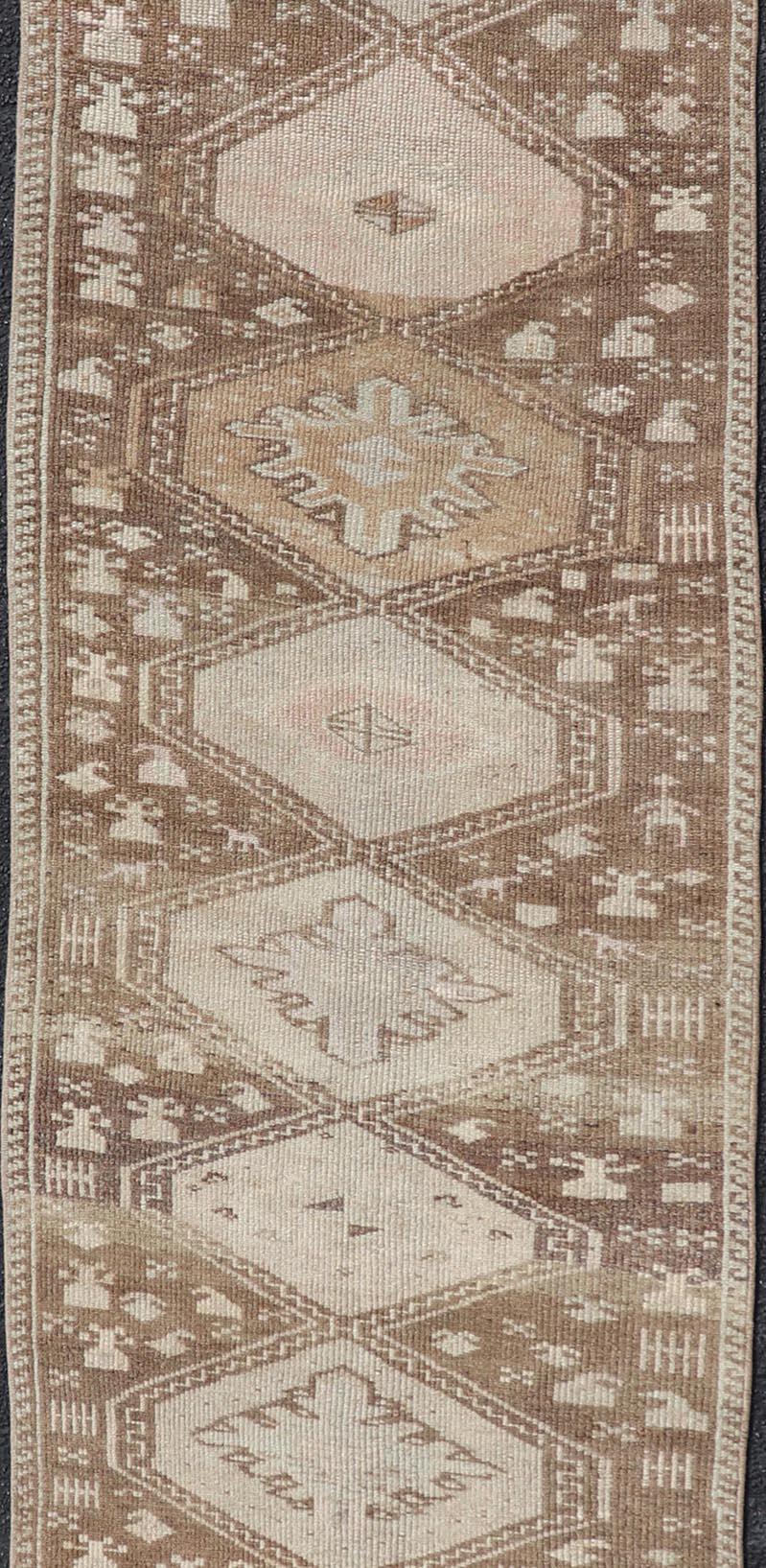 Türkischer Oushak Kars-Läufer in erdfarbenem Taupe und Creme 2'6