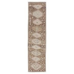 Türkischer Oushak Kars-Läufer in erdfarbenem Taupe und Creme 2'6" X10'9"