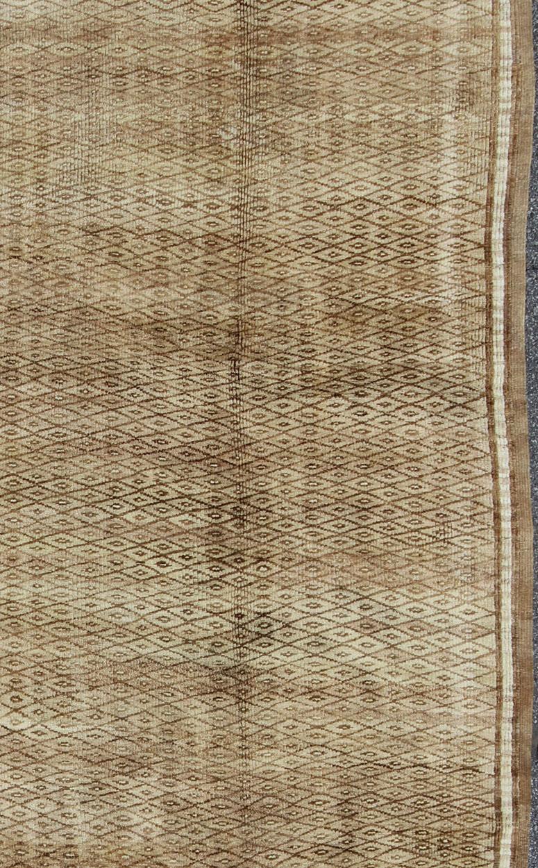 Türkischer Oushak Konya-Teppich mit braunem und braunem Diamantmuster, elfenbeinfarbenen Akzenten (20. Jahrhundert) im Angebot