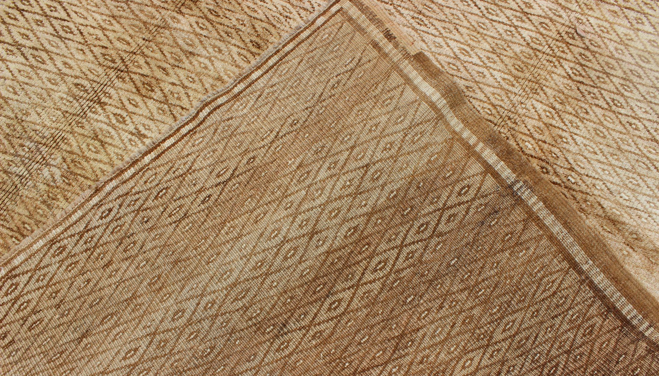 Türkischer Oushak Konya-Teppich mit braunem und braunem Diamantmuster, elfenbeinfarbenen Akzenten (Wolle) im Angebot