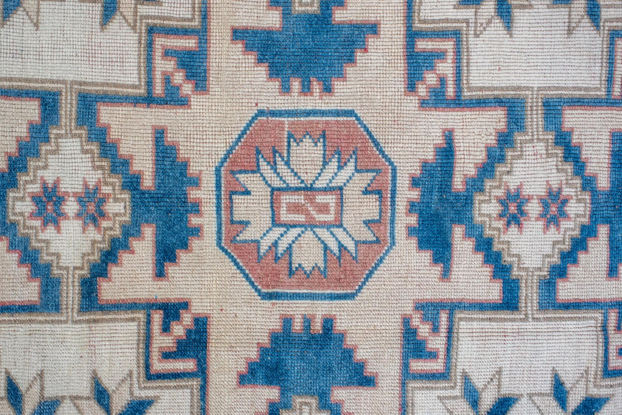Noué à la main Oushak turc vintage sur un champ de sable léger et détails bleus en vente