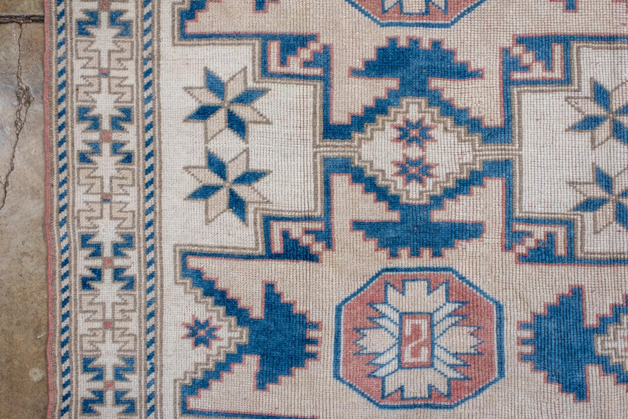 20ième siècle Oushak turc vintage sur un champ de sable léger et détails bleus en vente