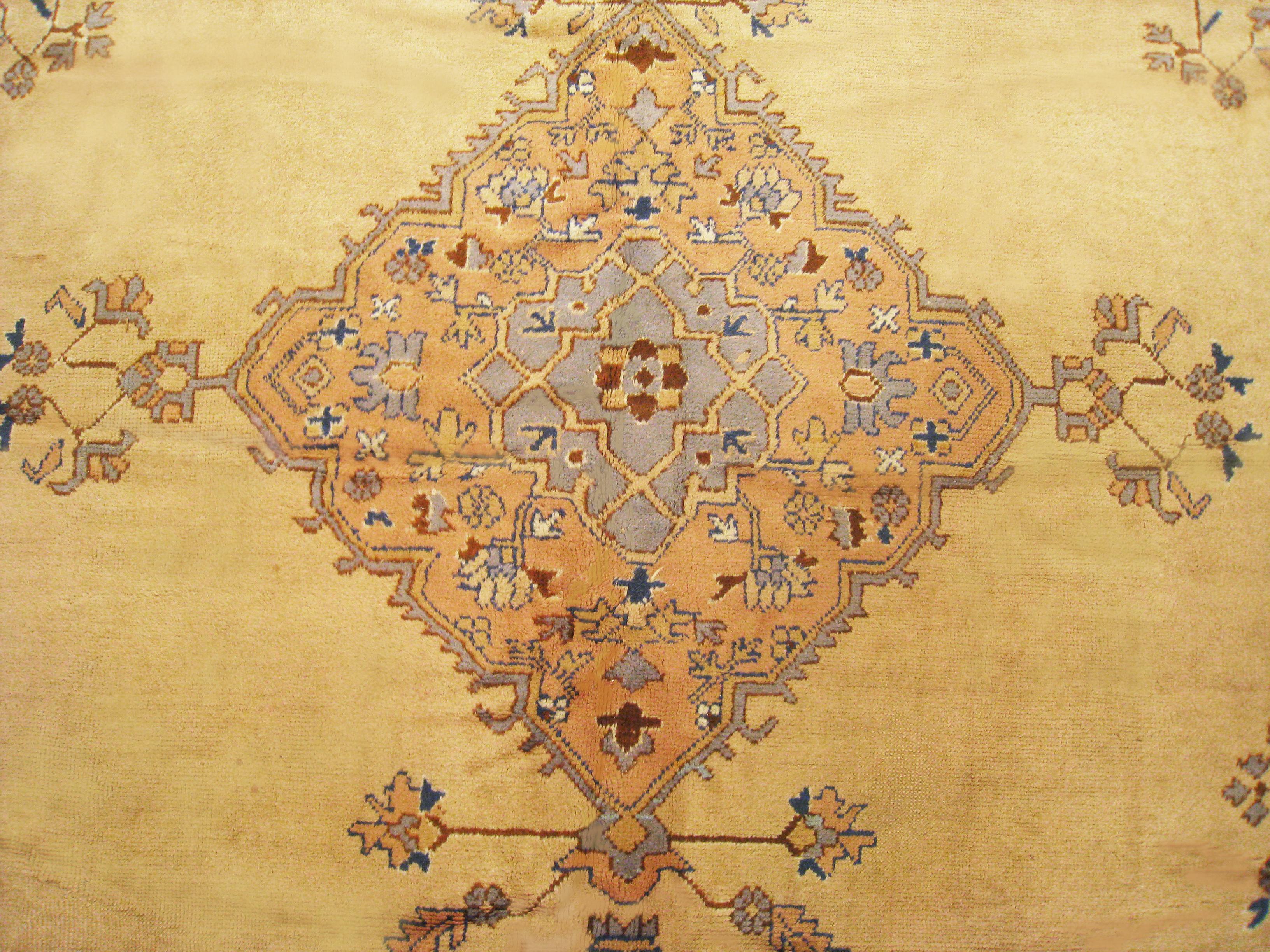 Alfombra Oriental Oushak Turca Vintage, en Tamaño de Habitación, con Medallón en Campo Abierto en Bueno estado para la venta en New York, NY