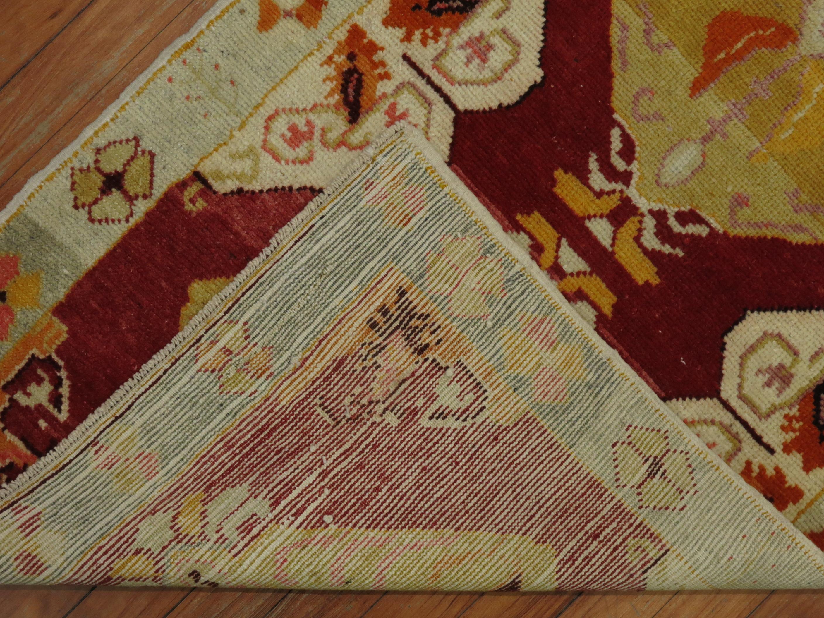 Ein türkischer Oushak-Teppich in Streubreite, etwa Mitte des 20. Jahrhunderts.