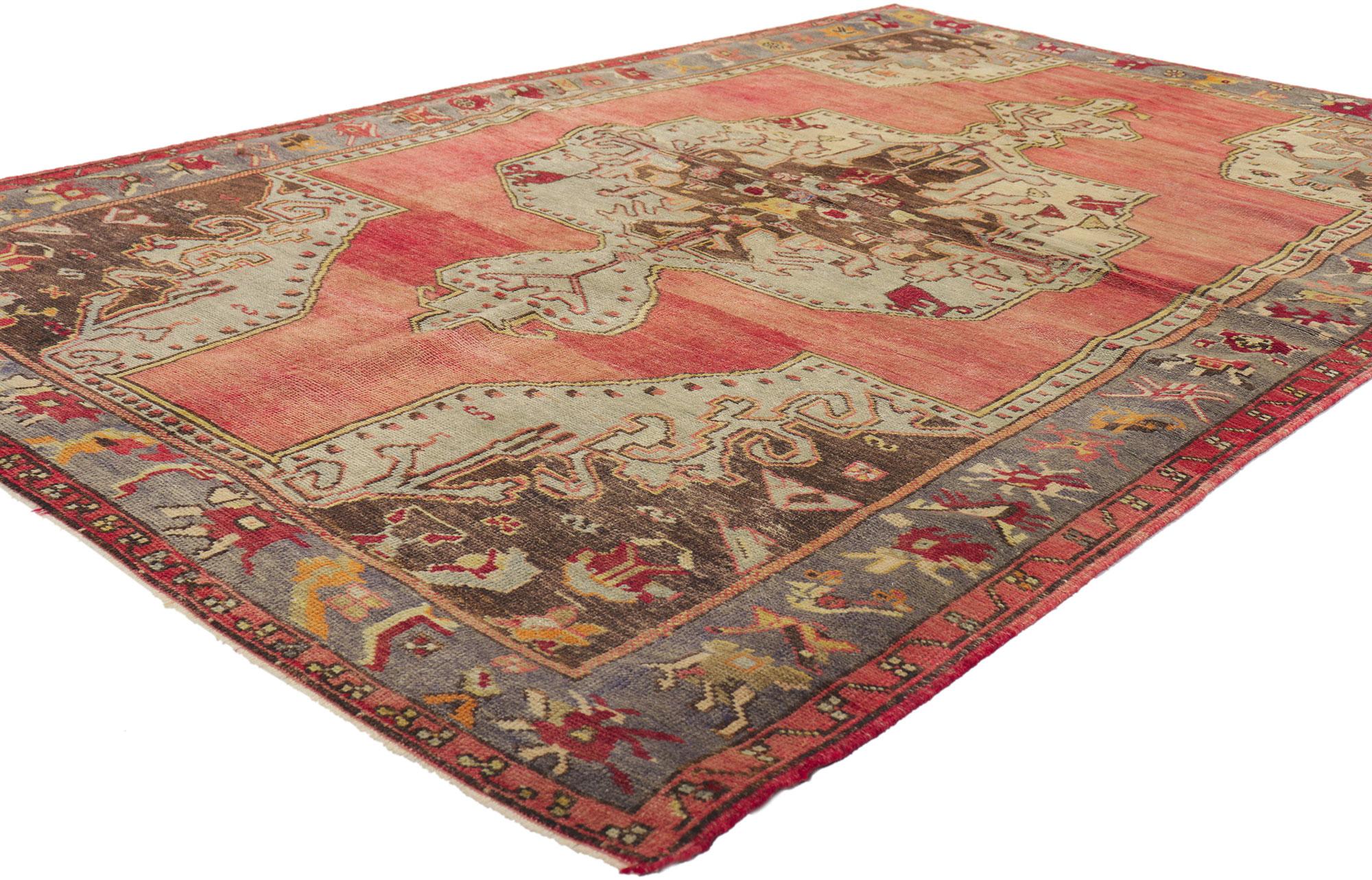 74077 Vintage Turkish Oushak Rug, 04'08 x 07'02. Dieser handgeknüpfte türkische Oushak-Teppich aus Wolle ist eine fesselnde Verschmelzung von reicher Tradition und lebendiger Kunstfertigkeit und verkörpert das Erbe anatolischer Handwerkskunst. In