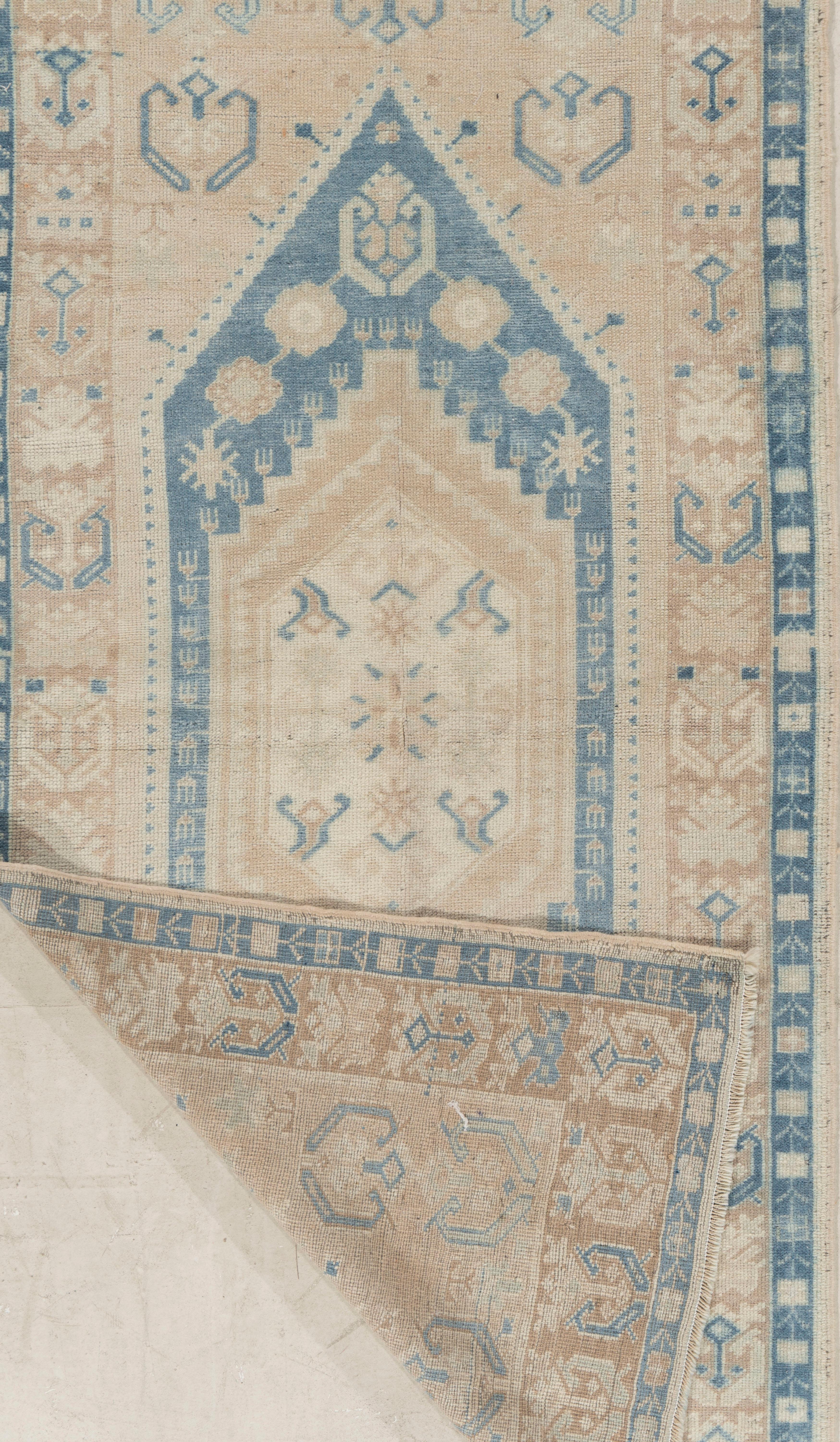 Türkischer handgeknüpfter Oushak-Teppich in Beige und Blau (Handgewebt) im Angebot