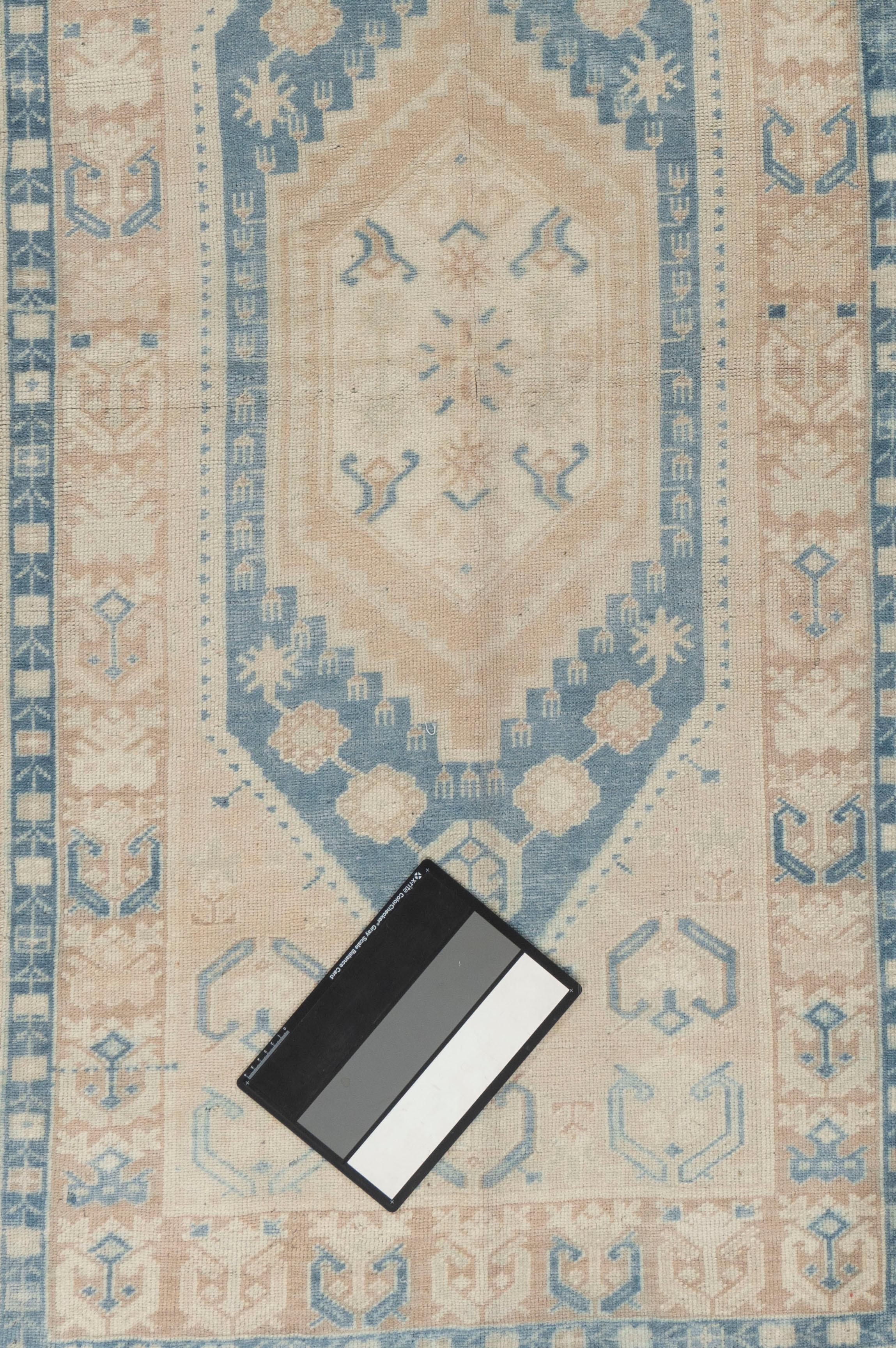 Türkischer handgeknüpfter Oushak-Teppich in Beige und Blau im Zustand „Gut“ im Angebot in New York, NY