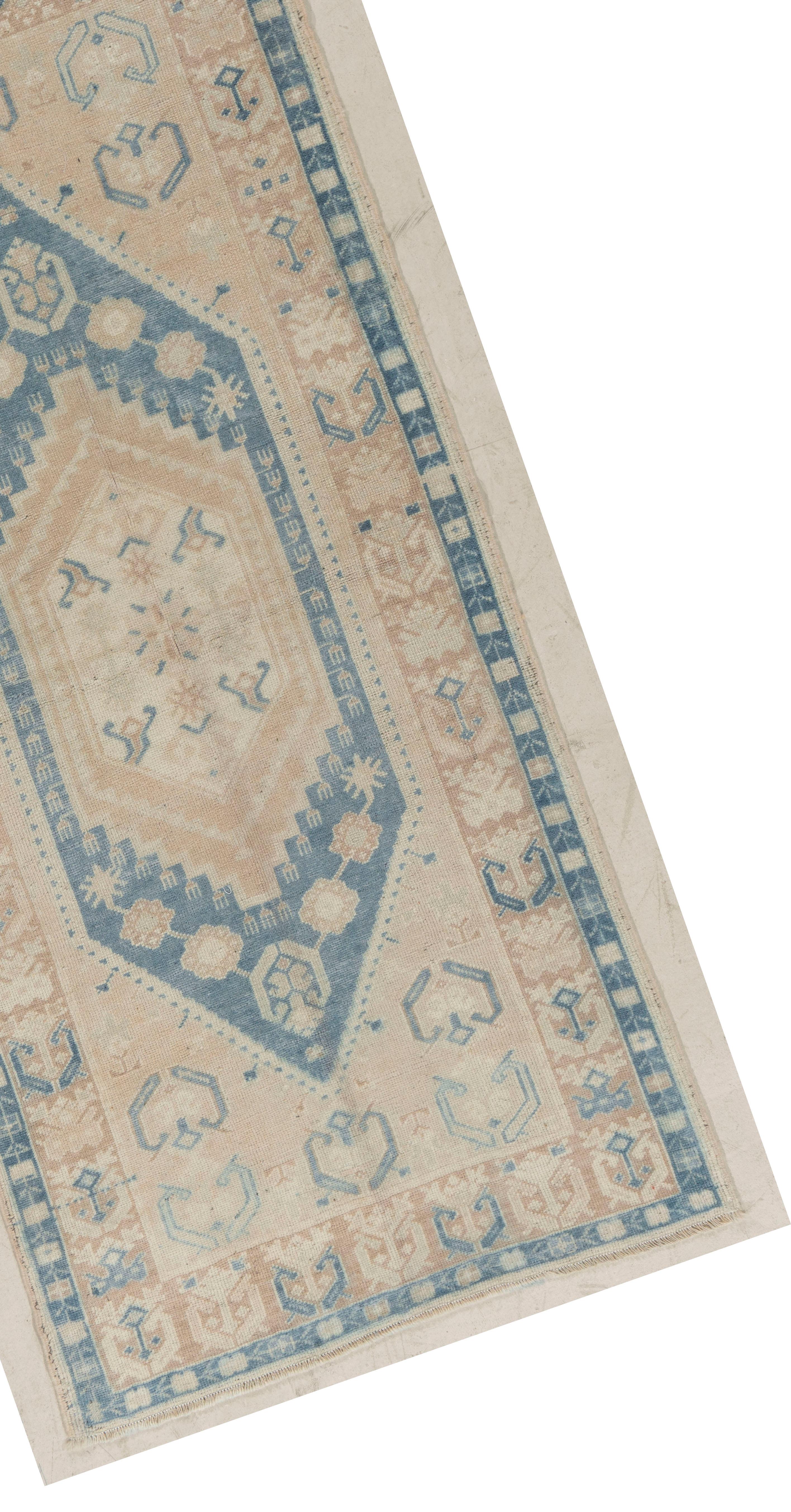 Türkischer handgeknüpfter Oushak-Teppich in Beige und Blau (20. Jahrhundert) im Angebot