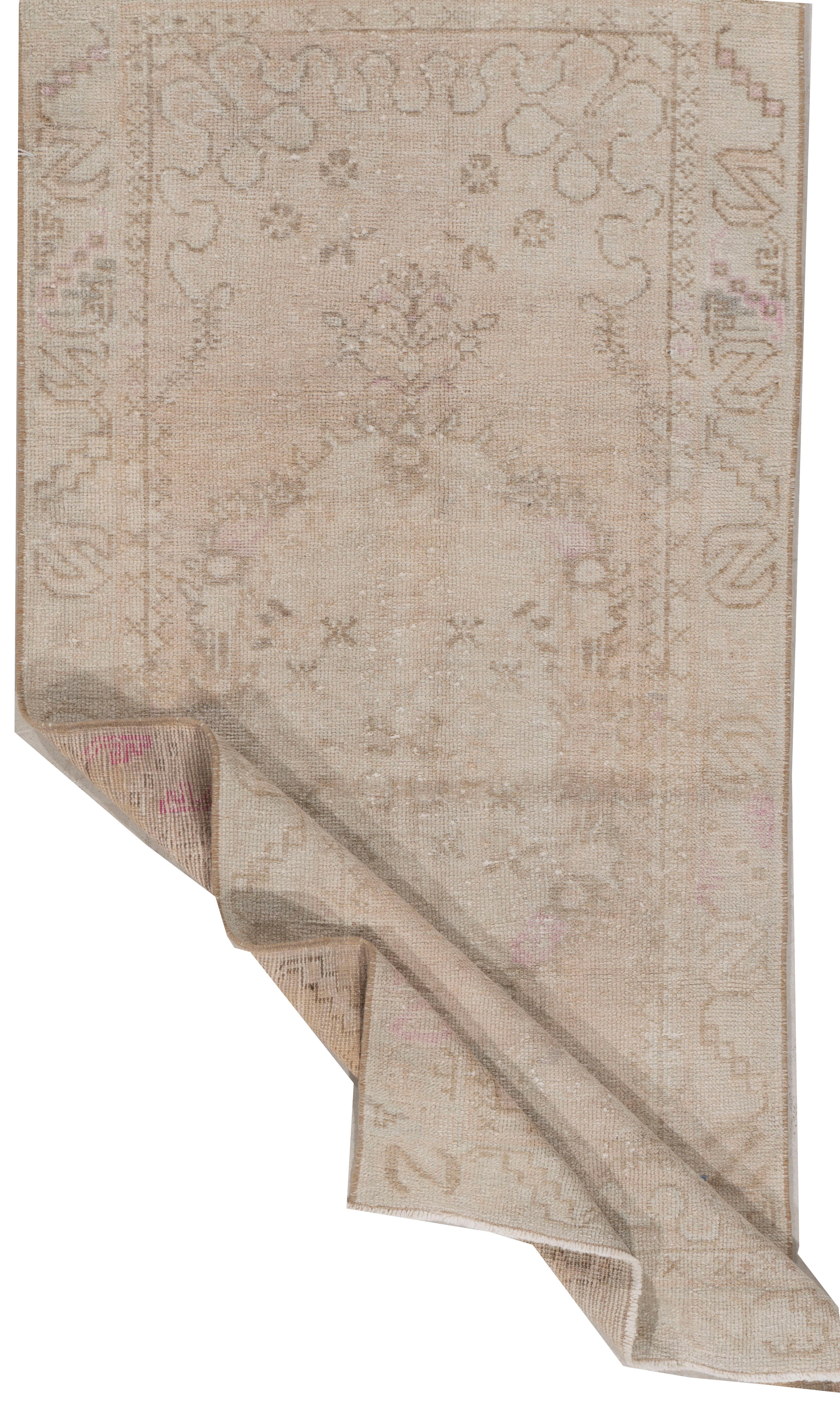 Türkischer Oushak-Teppich im Vintage-Stil, 2'8 x 5'7 (20. Jahrhundert) im Angebot