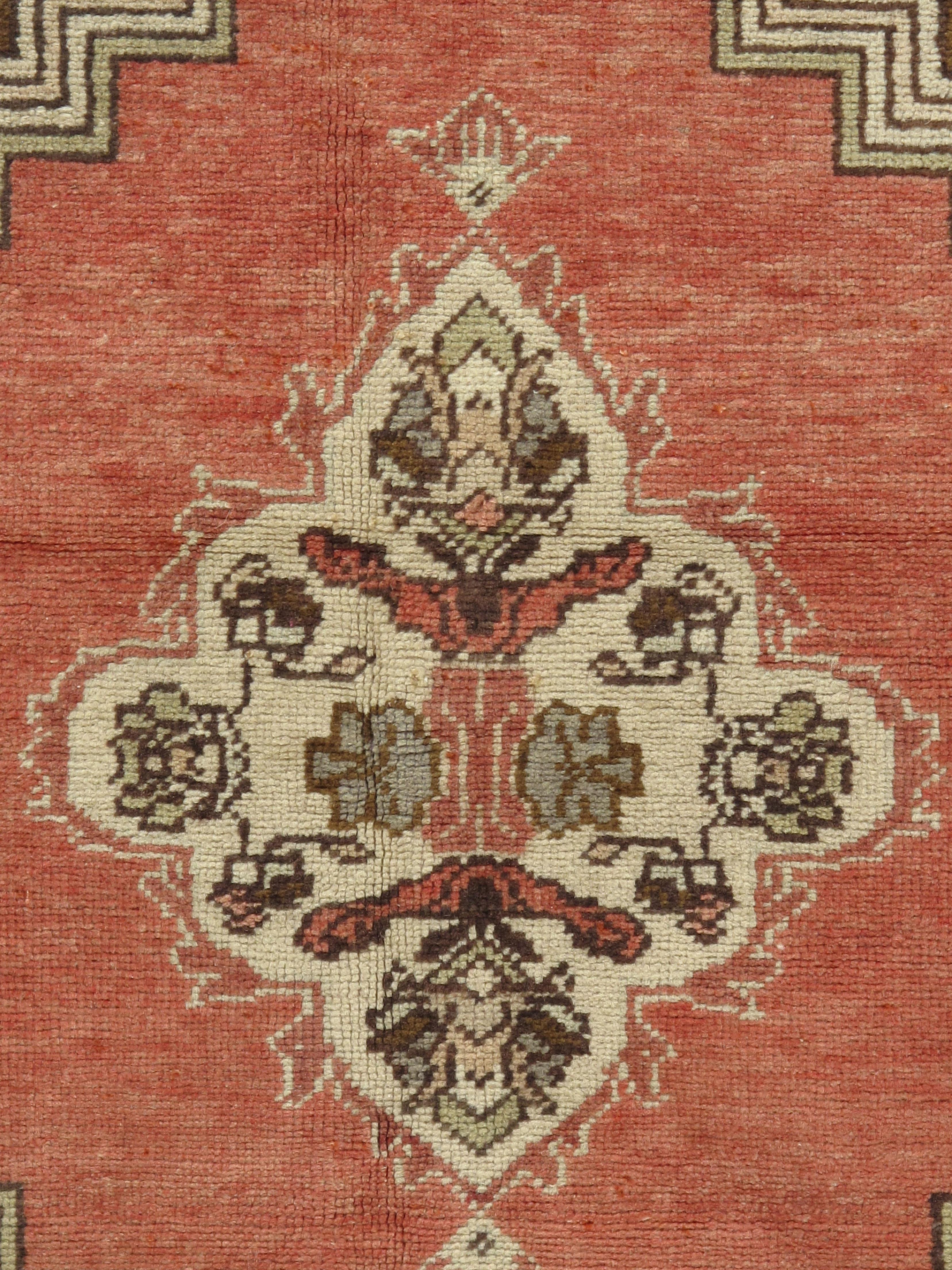 Vieux tapis turc Oushak. Caractère, tradition, motif et palette convergent dans ce magnifique tapis turc vintage tissé à la main. Les Oushak de couleur claire font partie des tapis orientaux les plus populaires, connus pour la haute qualité de leur