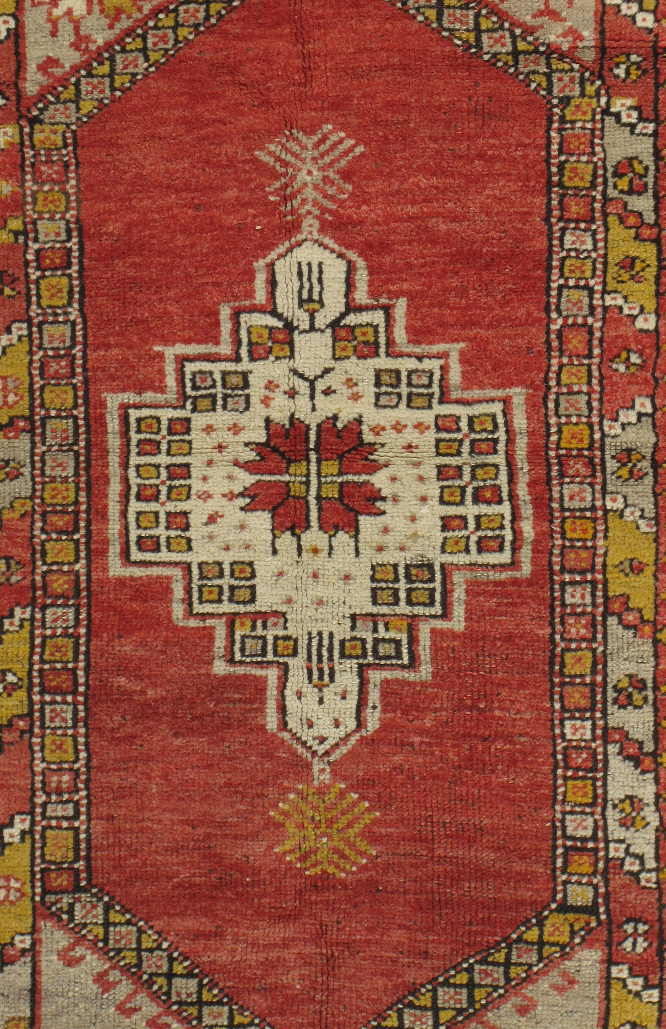 Vintage Türkisch Oushak Teppich 3'5 X 5'1. Handgeknüpft in der Türkei, wo die Teppichweberei eher eine Kultur als ein Geschäft ist. Teppiche von Oushak sind bekannt für die hohe Qualität ihrer Wolle, ihre schönen Muster und warmen Farben. Diese
