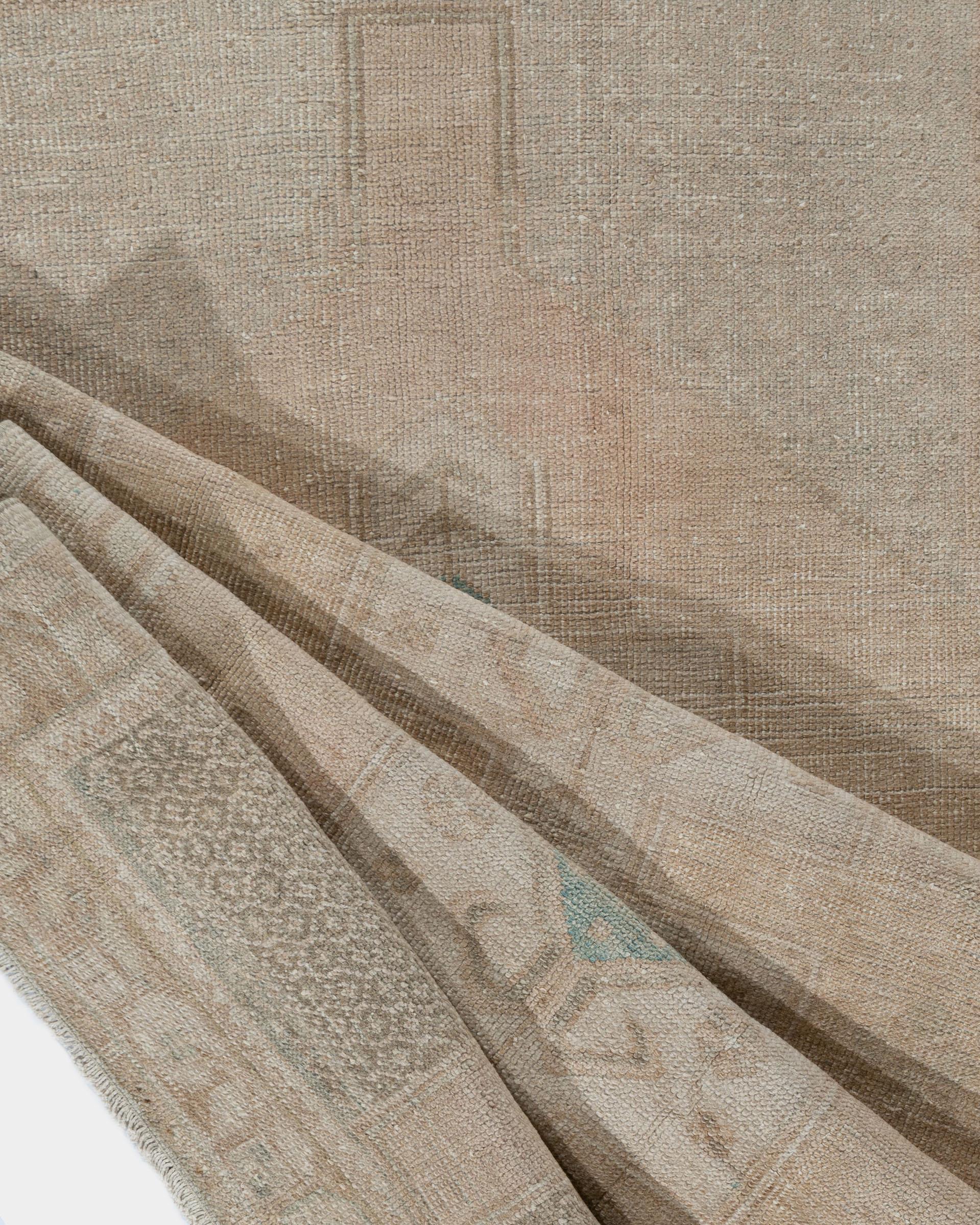 3'8 x 7'8 Tapis turc vintage Oushak . Aujourd'hui encore, les tapis Oushak sont le premier choix des professionnels de la décoration d'intérieur. Cela s'explique parfois par le fait que, lorsqu'ils évaluent les tapis Oushak, les connaisseurs ne se