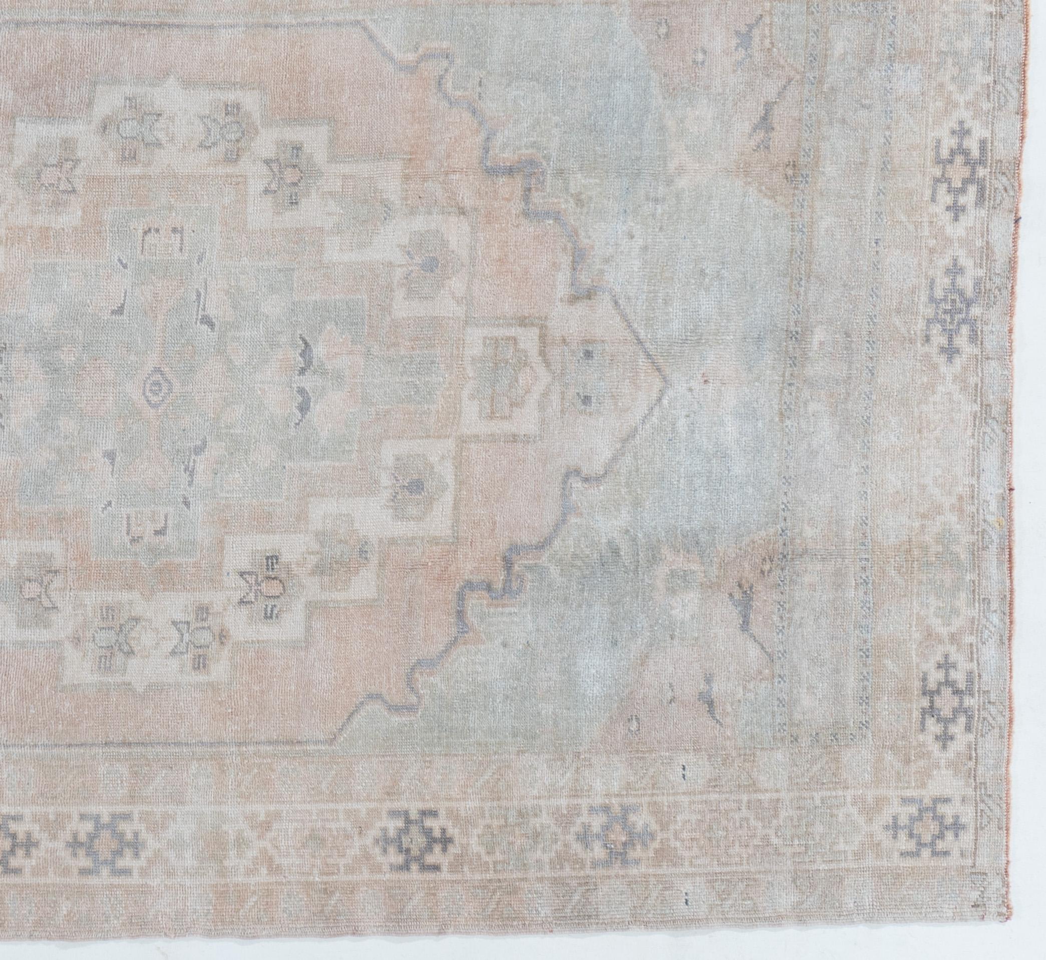 Tapis turc vintage Oushak 4'4 X 7'. La qualité luxueuse de la laine (pour laquelle les Oushaks ont toujours été célèbres) a contribué à la vivacité des couleurs. Contrairement à la plupart des tapis turcs, les tapis Oushak ont été fortement