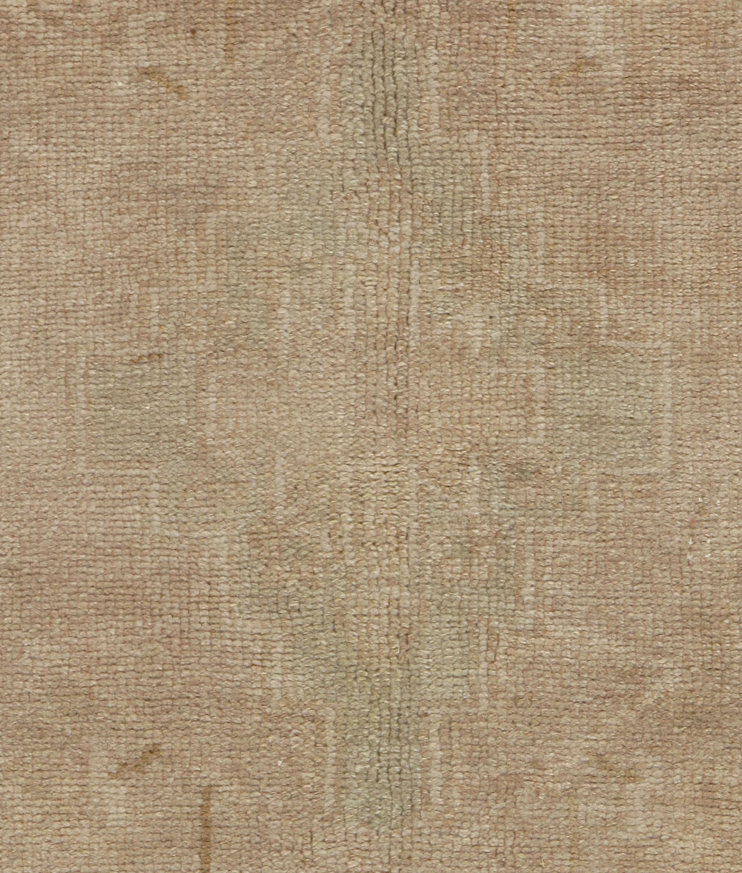Vieux tapis turc Oushak, mesure 4'4 x 9'4. Tissé à la main en Turquie où le tissage de tapis est une culture plutôt qu'un commerce. Les tapis de Turquie sont connus pour la haute qualité de leur laine, leurs beaux motifs et leurs couleurs chaudes.