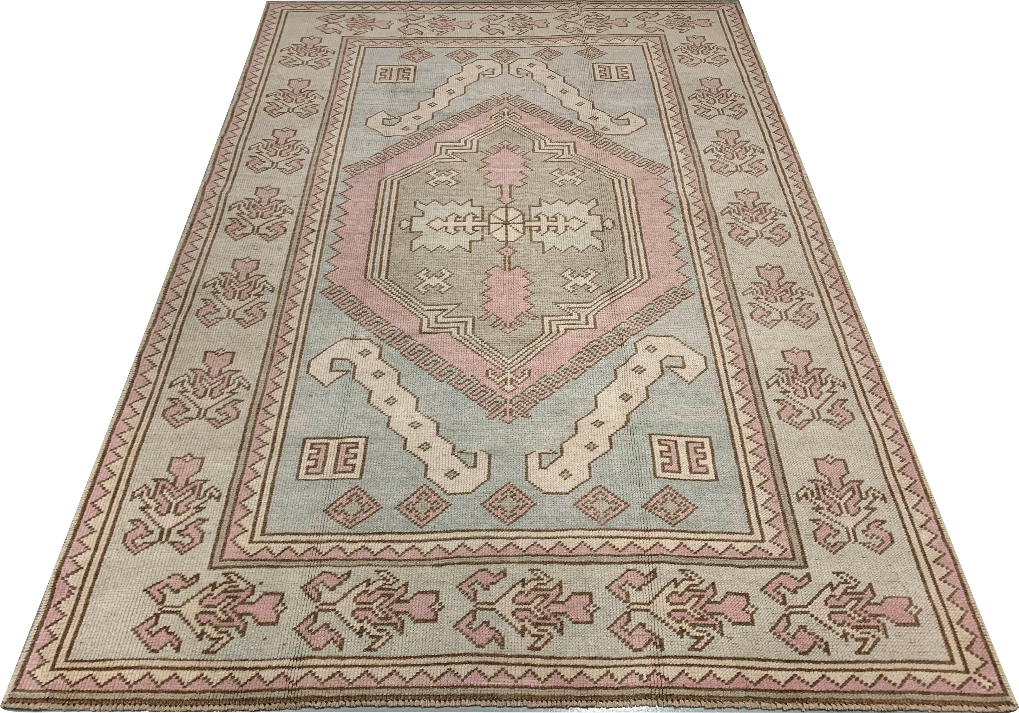 Vintage Turkish Oushak rug 4'7 x 6'7. Light colored Oushaks are among the most popular oriental carpets, known for the high quality of their wool their beautiful patterns and warm colors. These designer favorites will complement any interior.