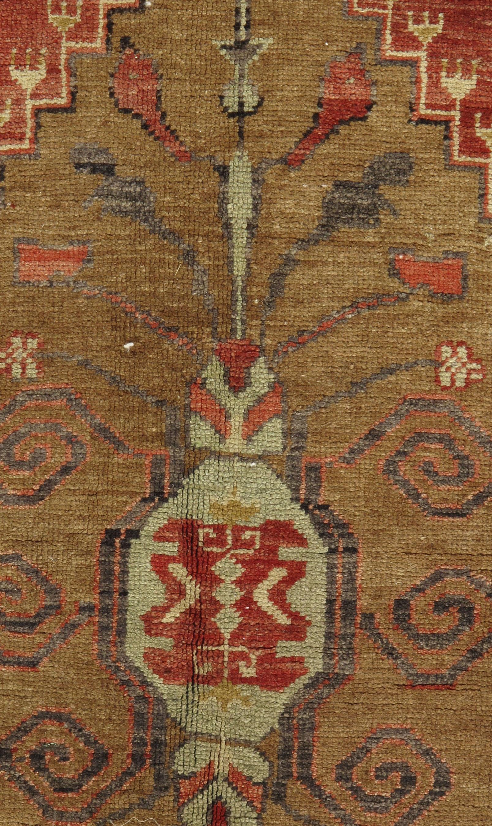 Tapis Oushak turc vintage 4'7 x 8'7. Les Oushaks de couleur claire sont parmi les tapis orientaux les plus populaires, connus pour la haute qualité de leur laine, leurs beaux motifs et leurs couleurs chaudes. Ces produits préférés des designers