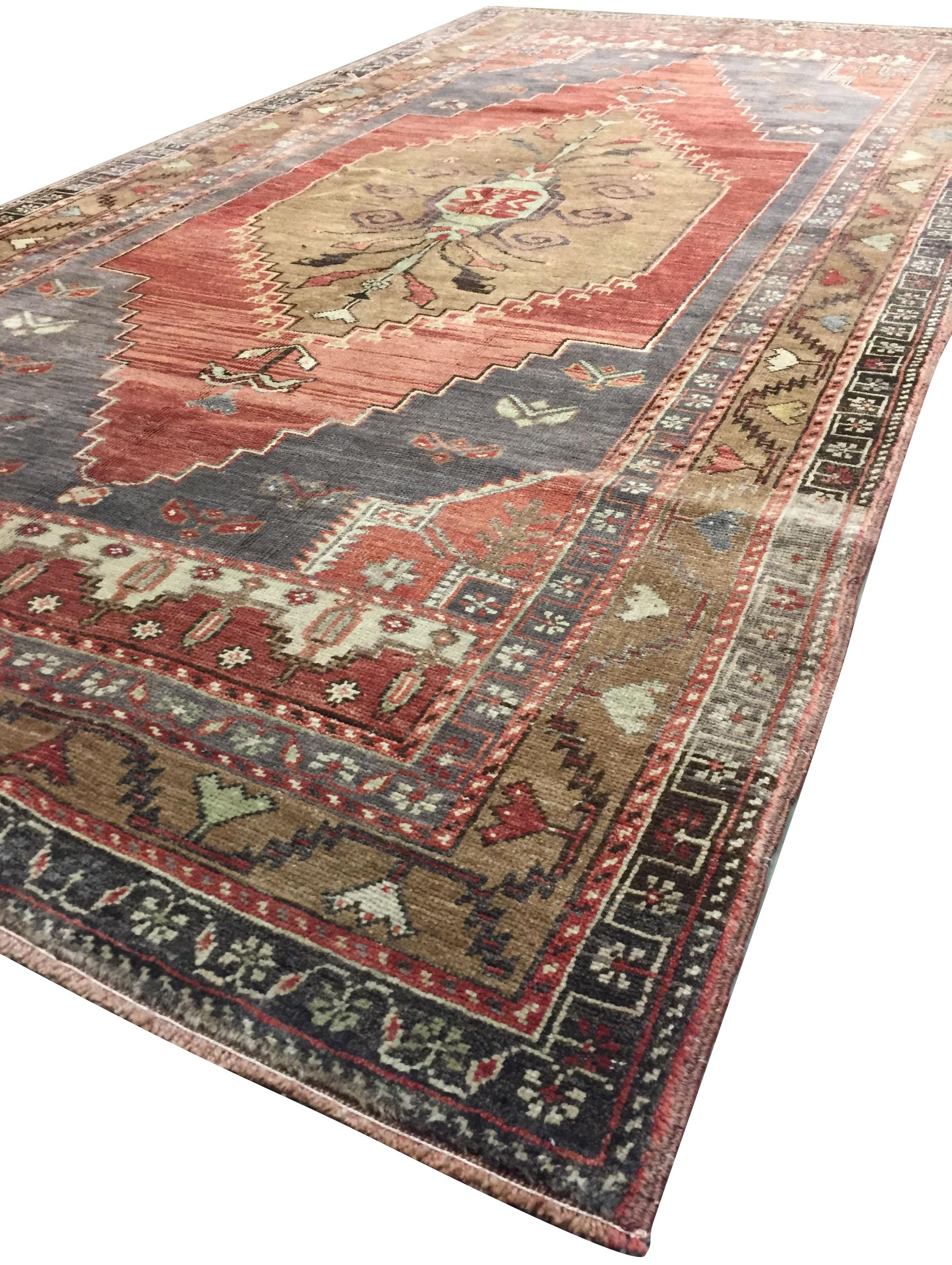 Tissé à la main Tapis de Turquie vintage Oushak  4'7 x 8'7 en vente