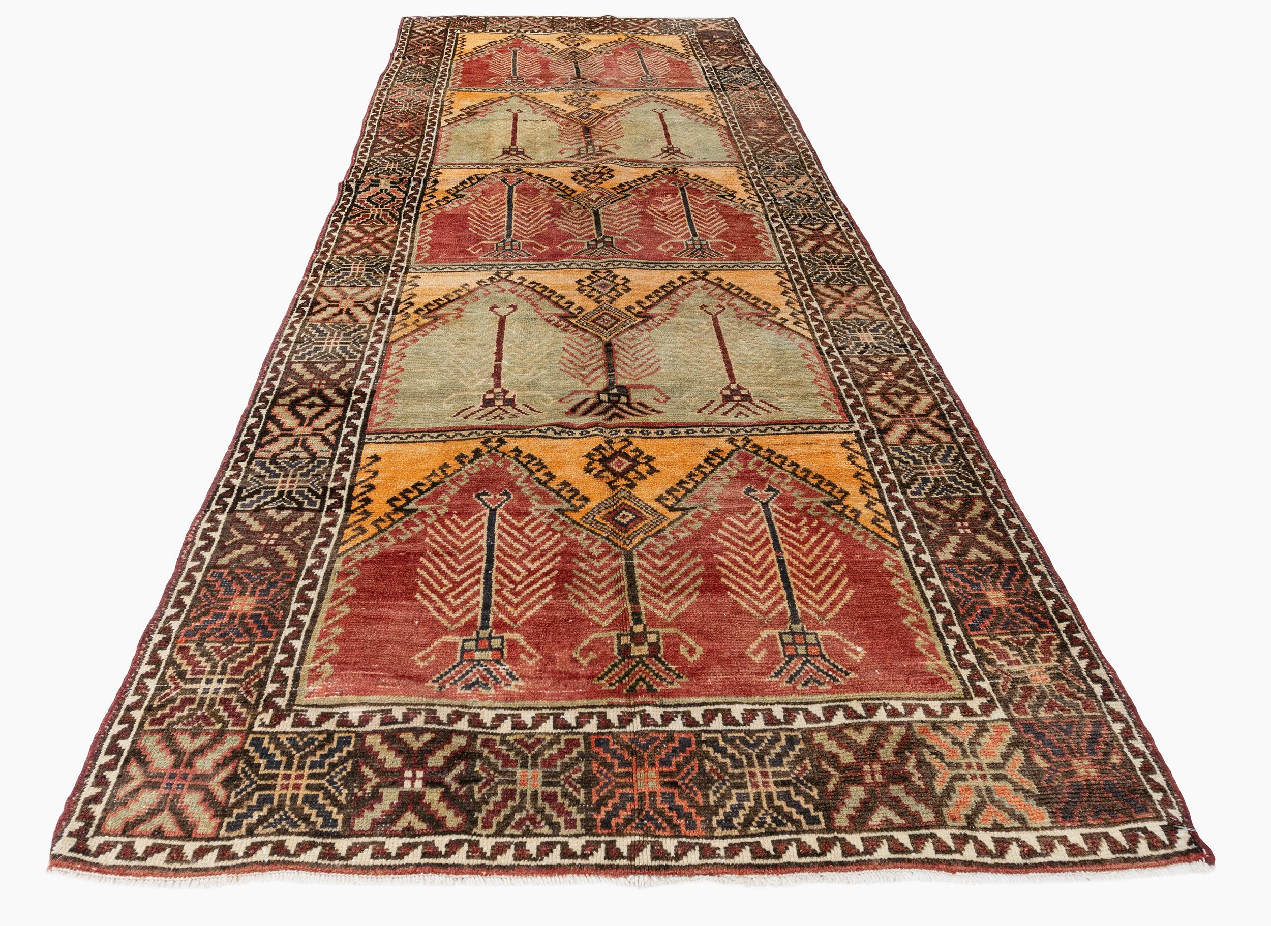 Vieux tapis turc Oushak 4'9 X 12'8. La qualité luxueuse de la laine (pour laquelle les Oushaks ont toujours été célèbres) a contribué à la vivacité des couleurs. Contrairement à la plupart des tapis turcs, les tapis Oushak ont été fortement