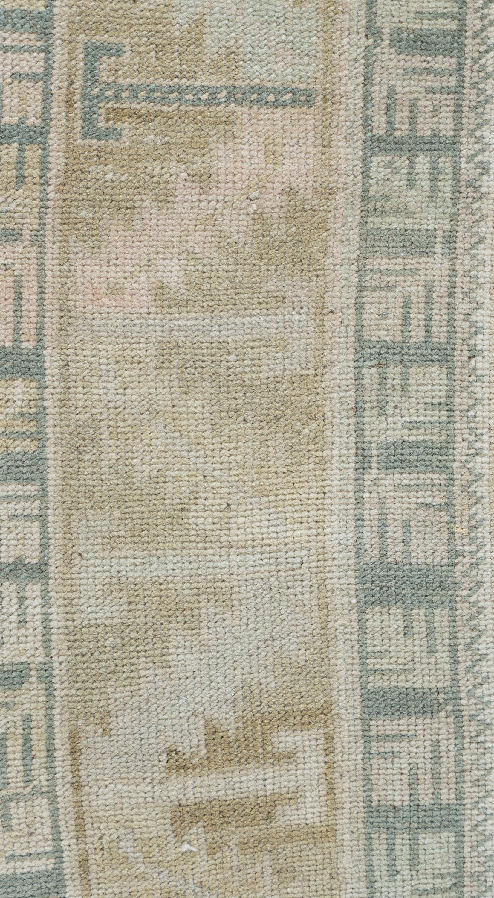 Tapis Oushak turc vintage 5'9 X 10'7. Ces tapis attrayants conviennent à une grande variété d'endroits, mais l'effet significatif des Oushaks est qu'ils rassemblent l'espace, le rendant confortable et chaleureux. La technique artistique de tissage
