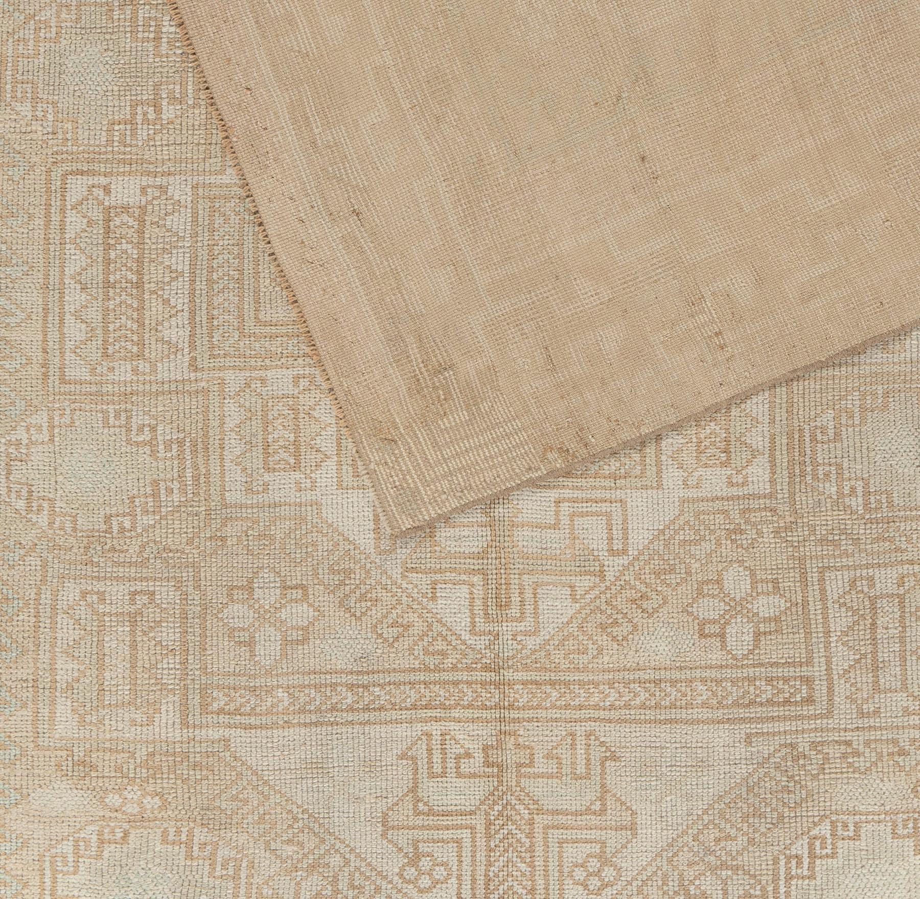 Vintage Circa 1940 Turkish Ivory Beige Oushak Wool Hand Knotted Rug 5'9 X 7'5 In Good Condition For Sale In New York, NY