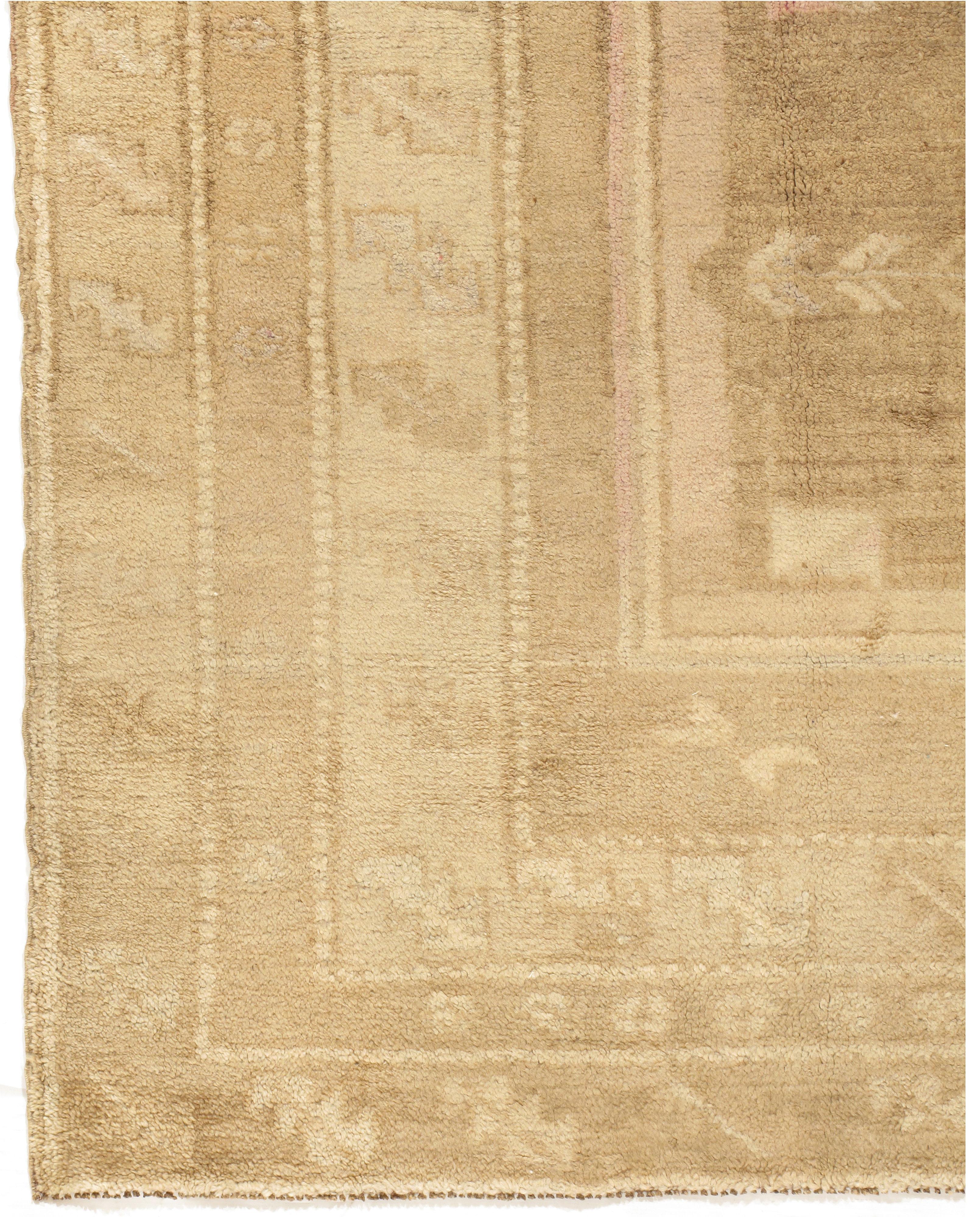 Vintage Türkisch Oushak Teppich 6'6 x 12'4. Die vier zentralen Embleme sitzen so gut in der Mitte dieses handgeknüpften Oushak-Teppichs aus den 1940er Jahren. Die drei Neben- und eine Hauptbordüre umschließen alle den Hauptgrund und verleihen diesem