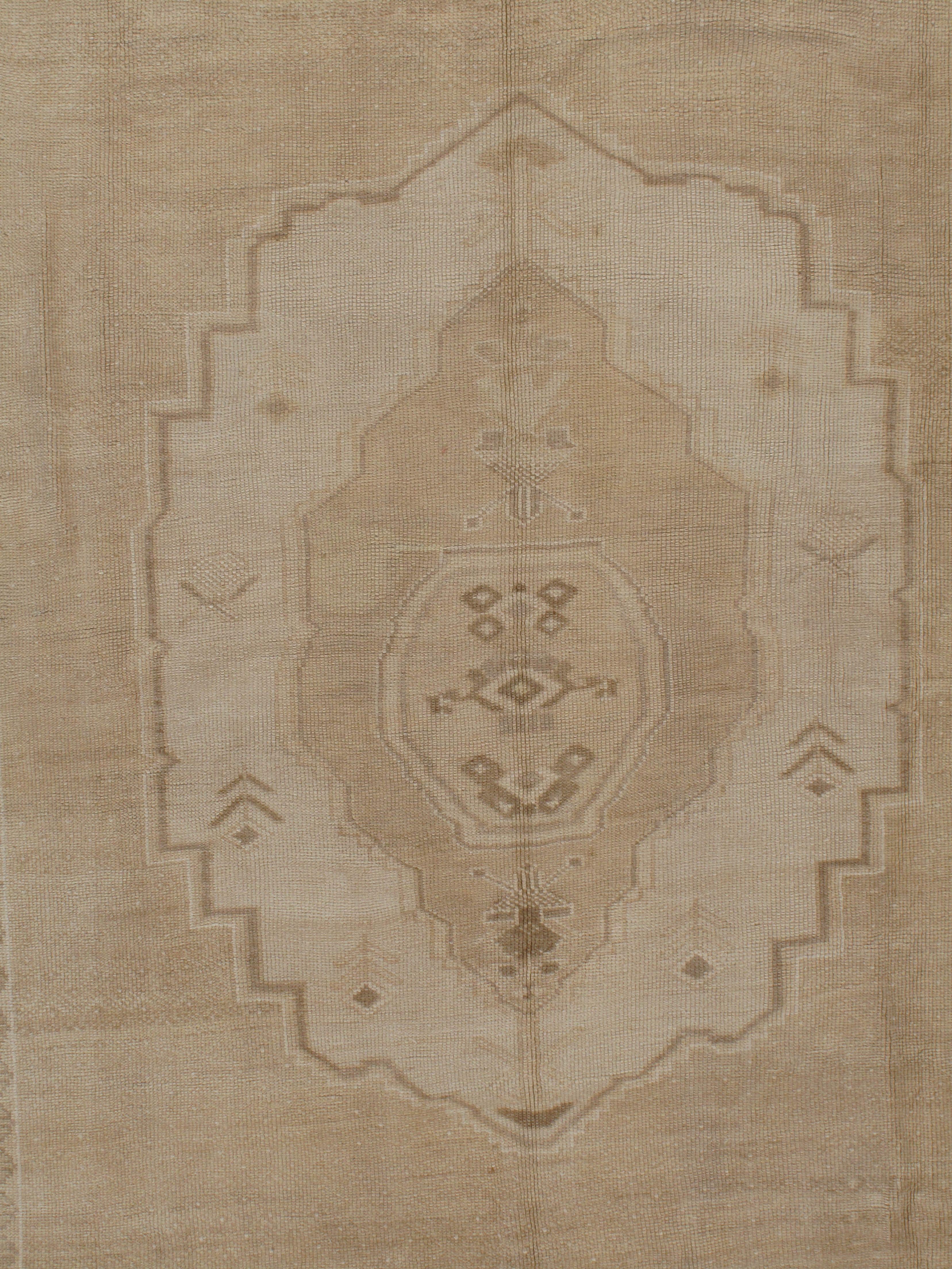 Türkischer Oushak-Teppich im Vintage-Stil, 7'3 x 10'9 cm (7'3 x 10'9 Zoll). Handgewebt in der Türkei, wo die Teppichweberei eher eine Kultur als ein Geschäft ist. Teppiche aus der Türkei sind bekannt für die hohe Qualität ihrer Wolle, ihre schönen
