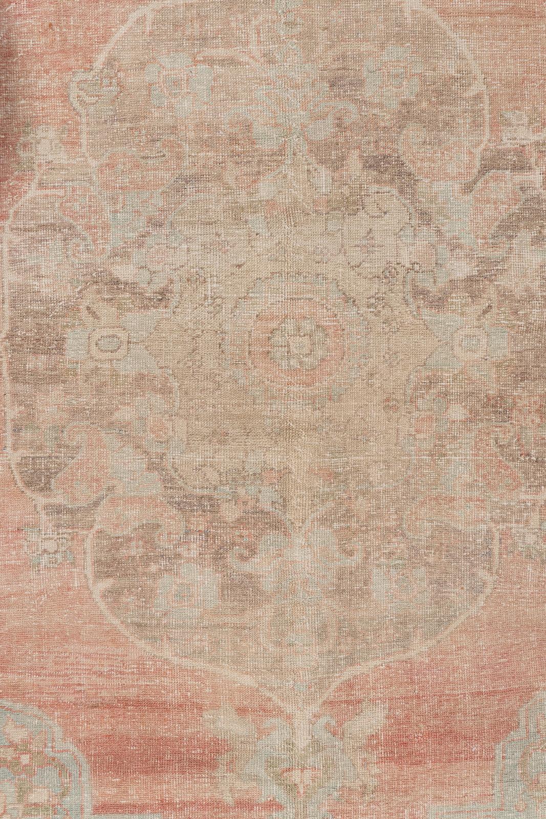 Vintage Turkish Oushak Rug 7'5 X 11'2. Auch heute noch sind Oushak-Teppiche die erste Wahl von professionellen Innenarchitekten. Manchmal liegt das daran, dass Teppichkenner bei der Beurteilung von Oushak-Teppichen nicht nur auf die Gesamtqualität