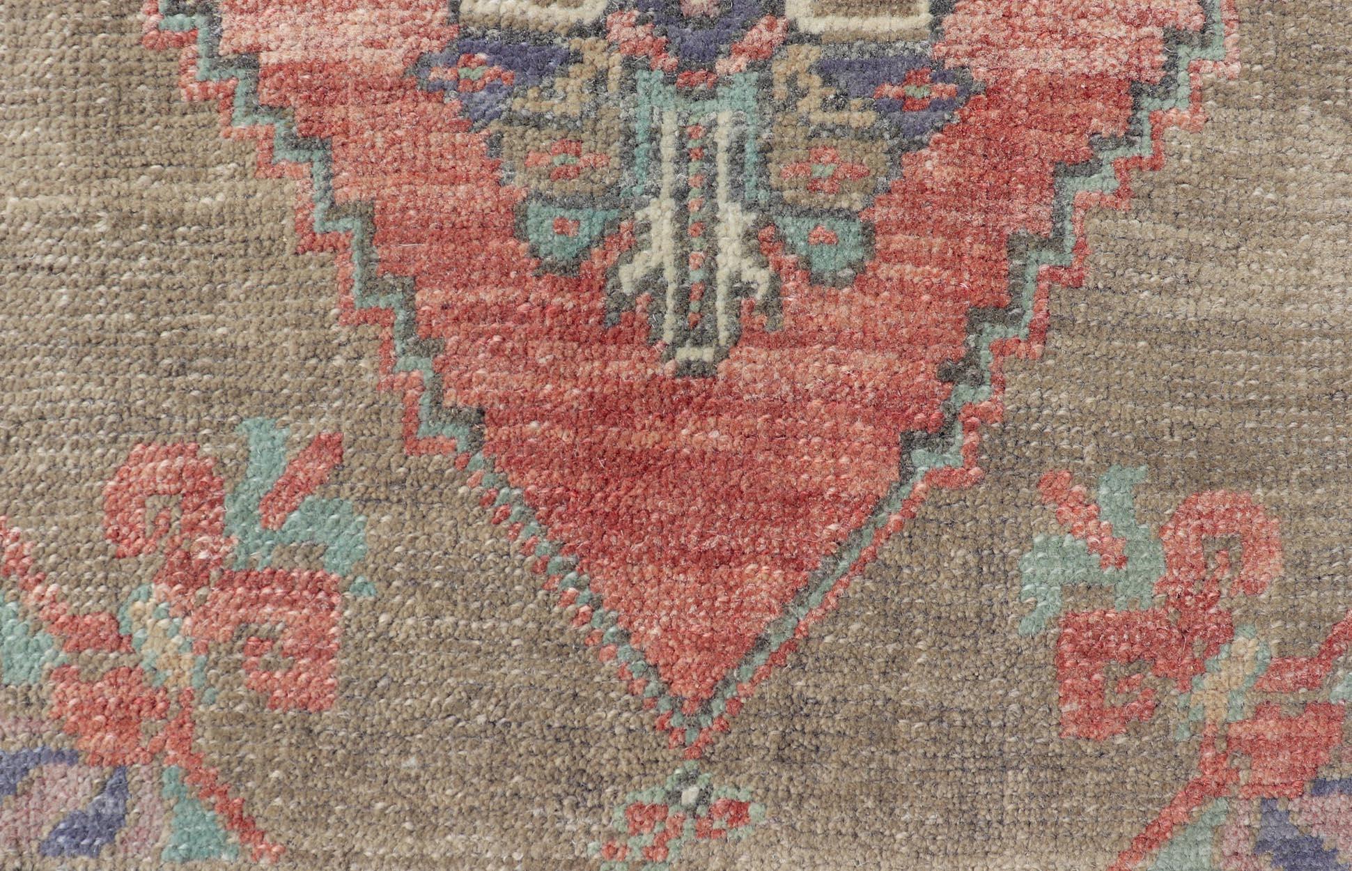 Türkischer Vintage Oushak Teppich mit subgeometrischem Medaillon-Design 
Keivan Woven Arts / Teppich EN-15910, Herkunftsland / Art: Türkei / Oushak, um 1950
Maßnahmen:  1'8 x 3'4 