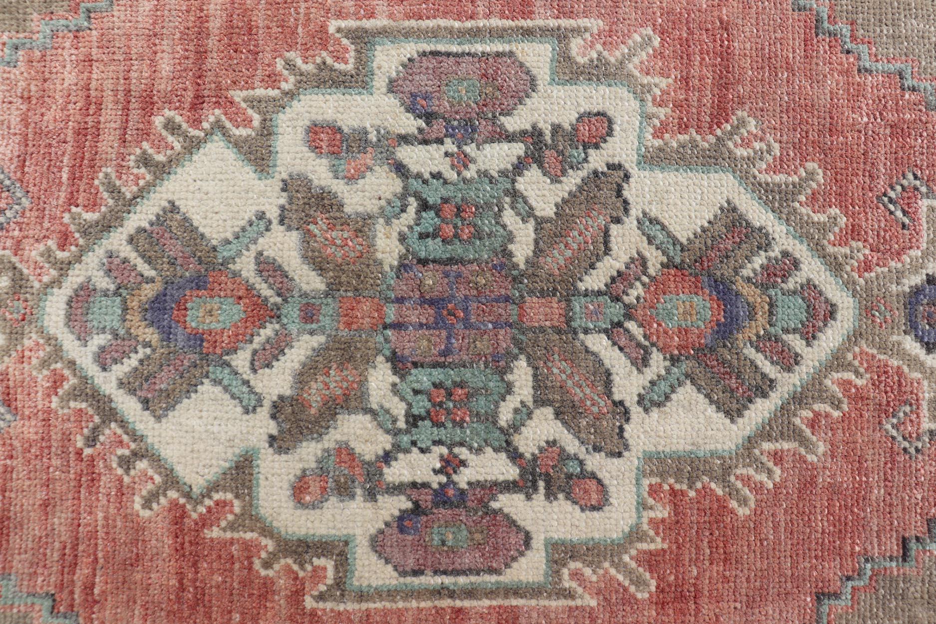 Türkischer Oushak-Teppich im Vintage-Stil, All-Over Sub-Geometric Medaillon-Design 1'8 x 3'4 (Handgeknüpft) im Angebot