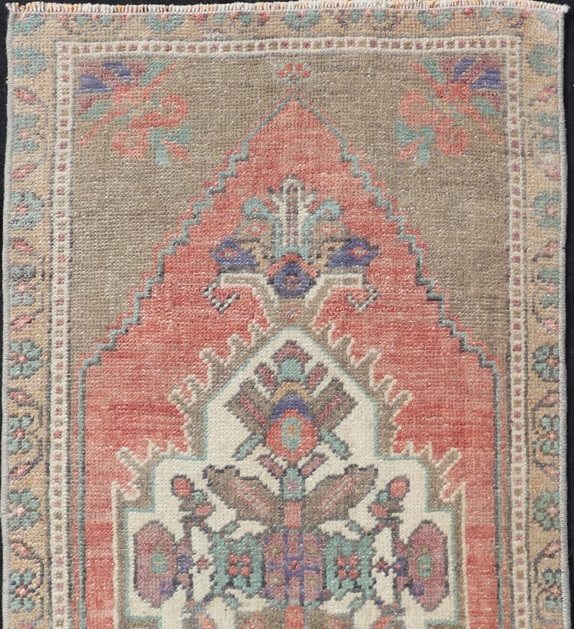 Türkischer Oushak-Teppich im Vintage-Stil, All-Over Sub-Geometric Medaillon-Design 1'8 x 3'4 im Zustand „Gut“ im Angebot in Atlanta, GA