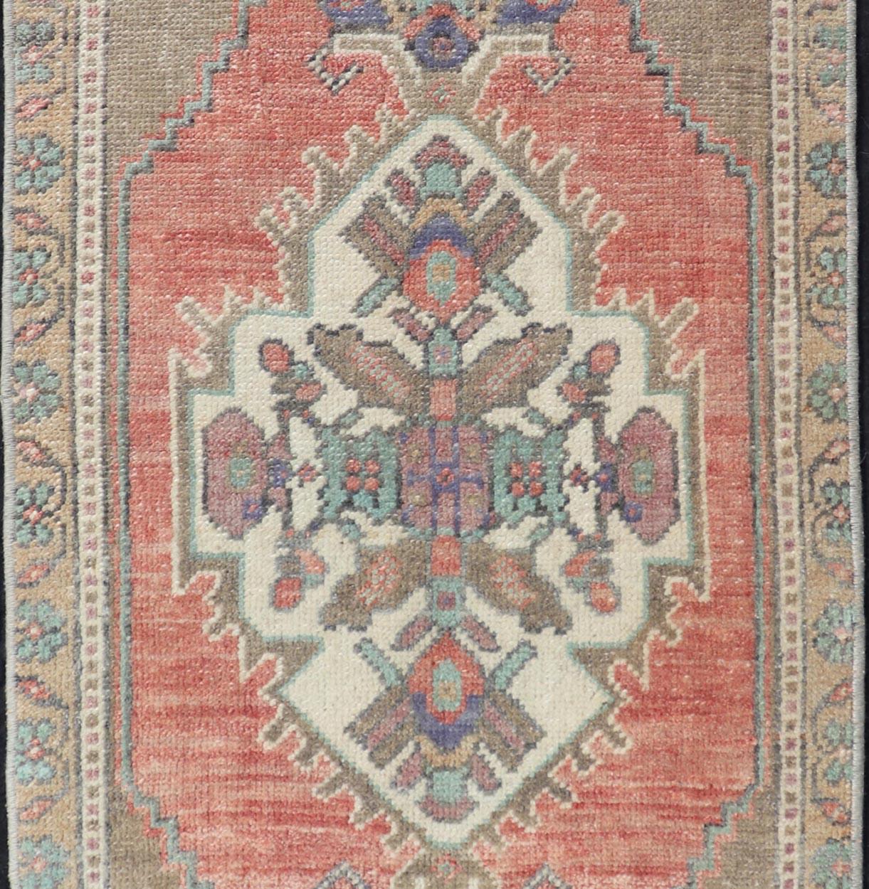 Türkischer Oushak-Teppich im Vintage-Stil, All-Over Sub-Geometric Medaillon-Design 1'8 x 3'4 (20. Jahrhundert) im Angebot