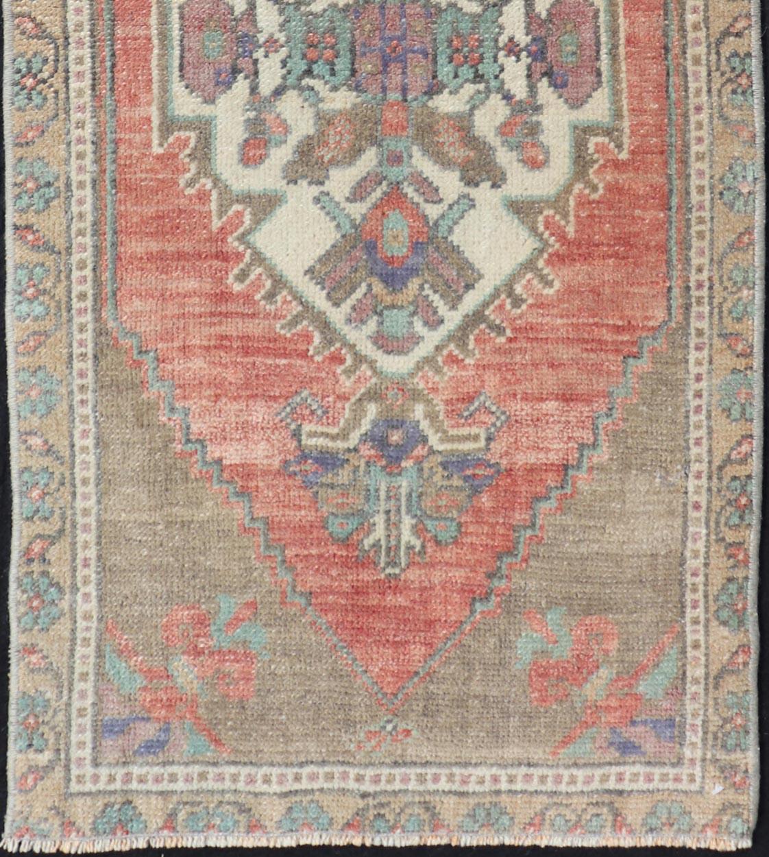 Türkischer Oushak-Teppich im Vintage-Stil, All-Over Sub-Geometric Medaillon-Design 1'8 x 3'4 (Wolle) im Angebot