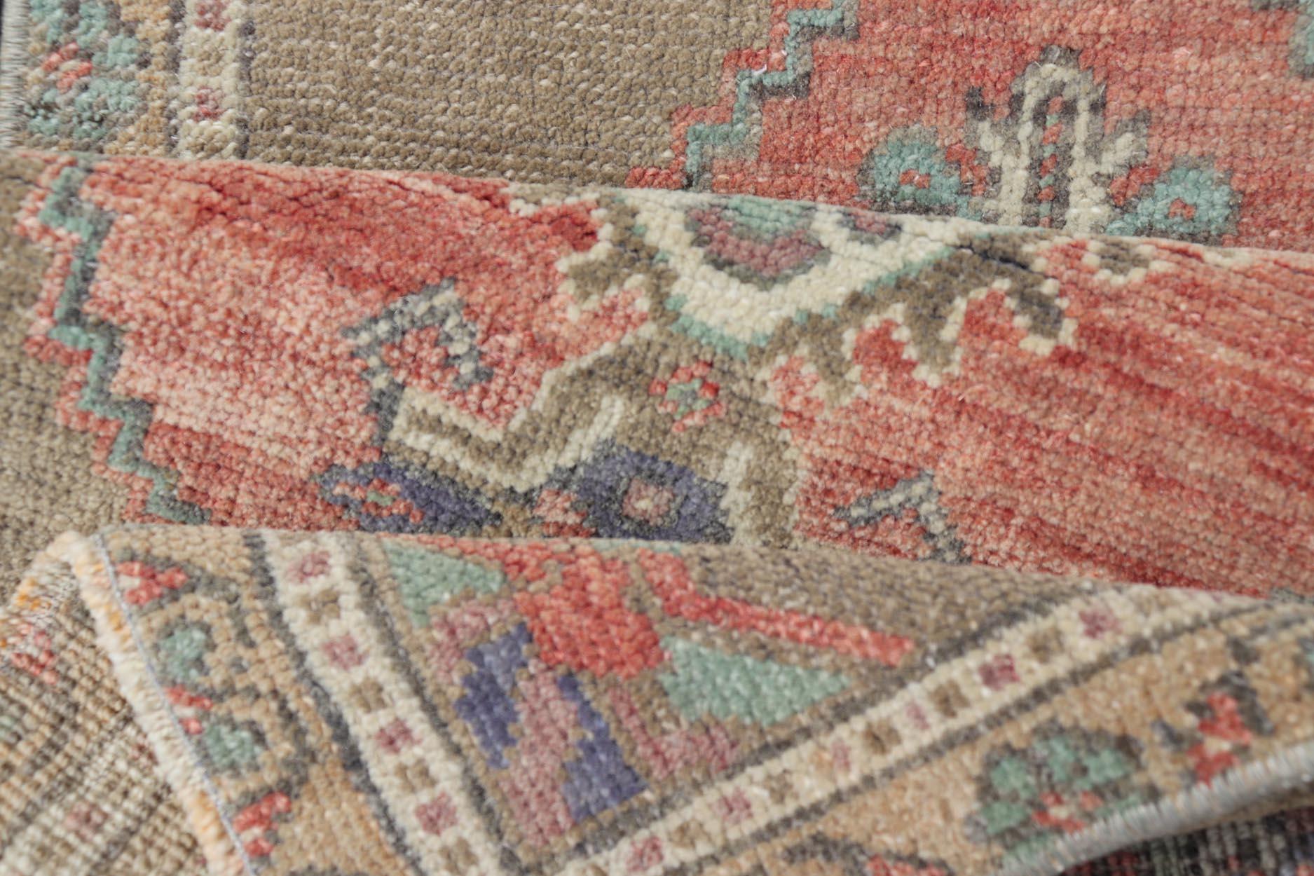 Türkischer Oushak-Teppich im Vintage-Stil, All-Over Sub-Geometric Medaillon-Design 1'8 x 3'4 im Angebot 1