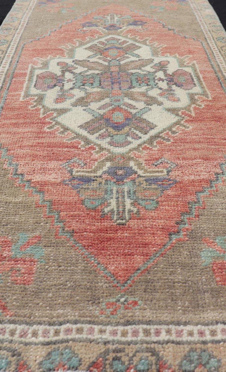 Türkischer Oushak-Teppich im Vintage-Stil, All-Over Sub-Geometric Medaillon-Design 1'8 x 3'4 im Angebot 2