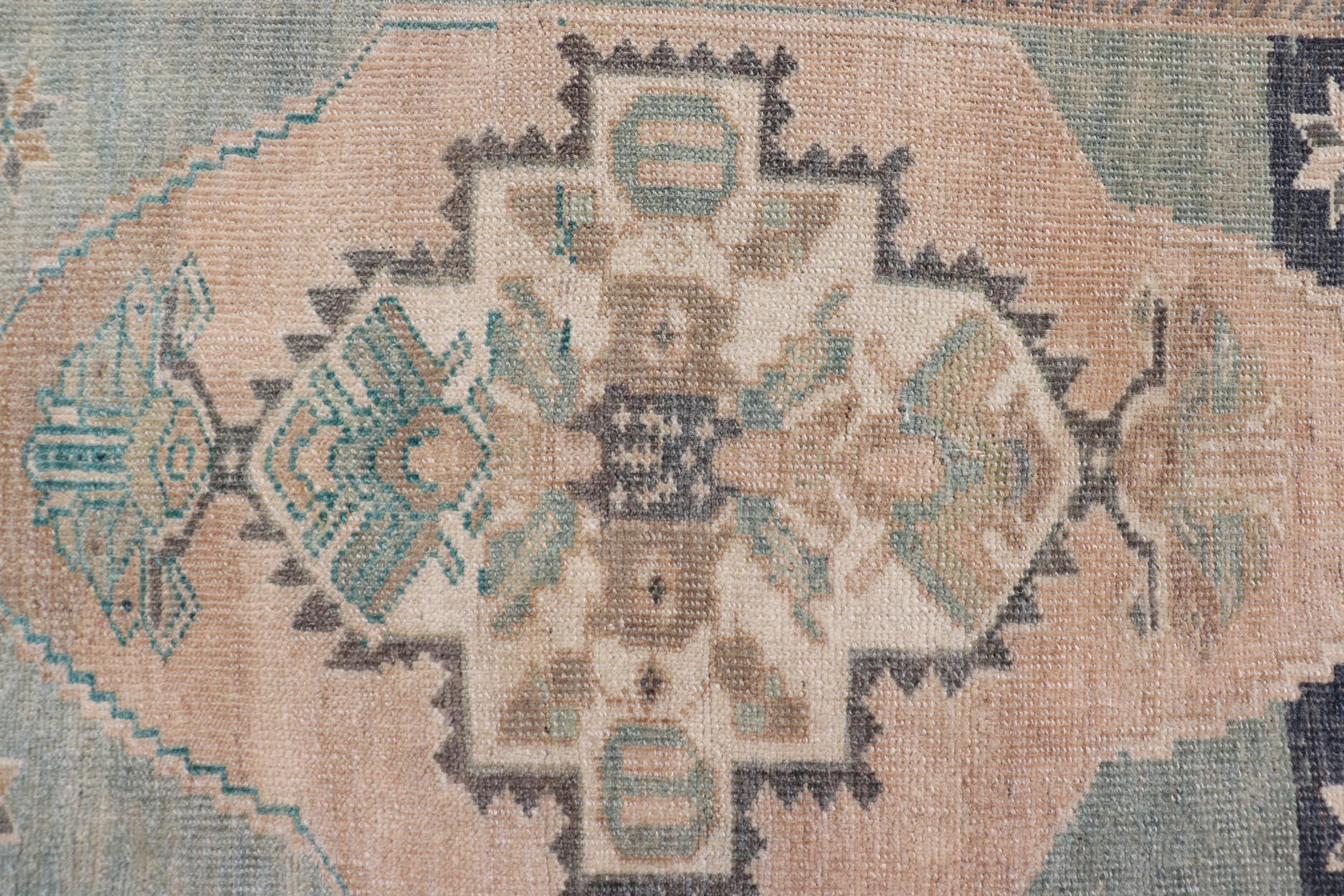 Tappeto turco vintage Oushak con design a medaglioni sub-geometrici su tutta la superficie 
Keivan Woven Arts / tappeto EN-15907, paese d'origine/tipo: Turchia / Oushak, circa 1950
Misure: 2'1 x 2'10 